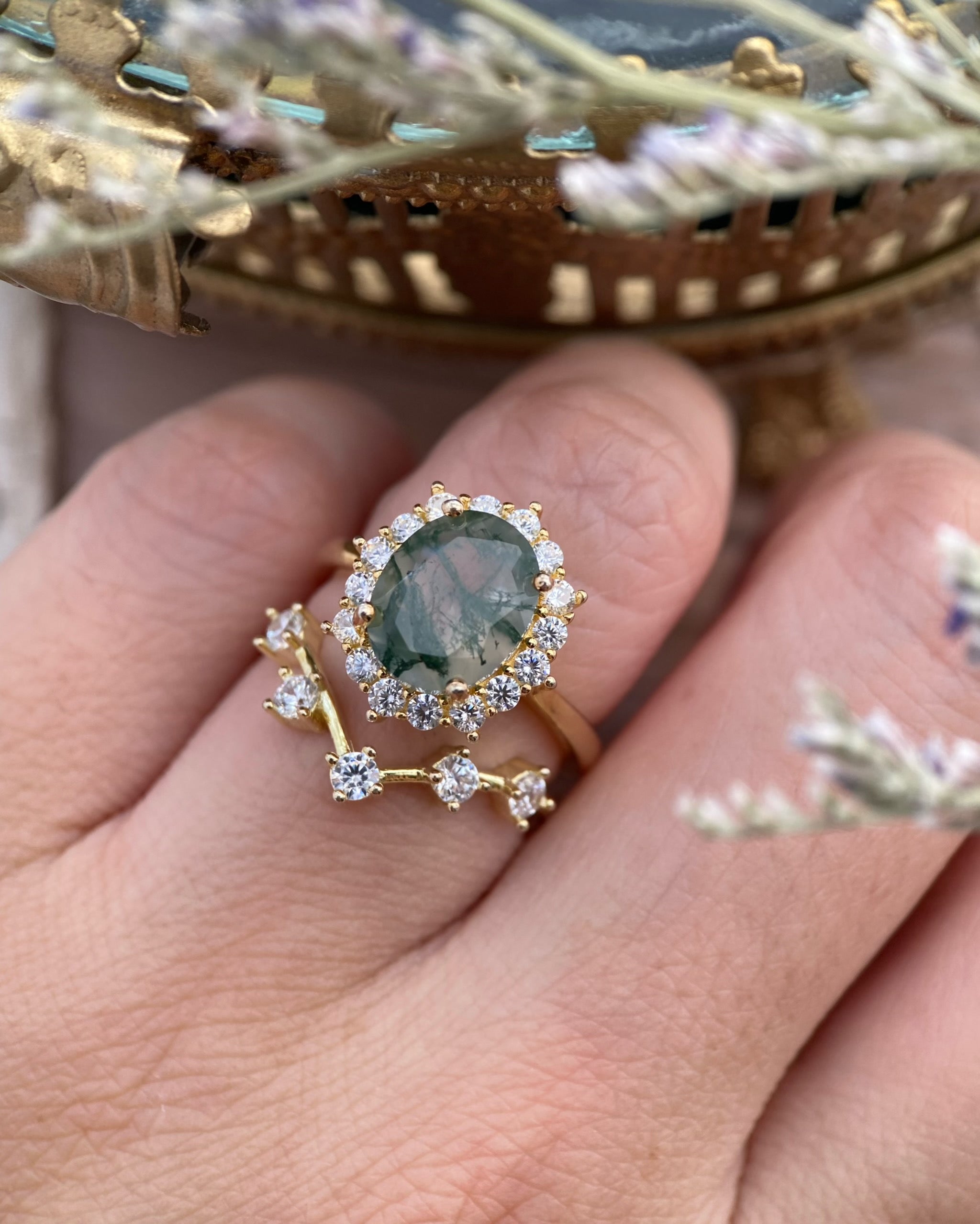 【Ensemble Morrigan】 Bague de fiançailles unique, faite main, en agate mousse verte naturelle, forme ovale, 3 carats (2 pièces).