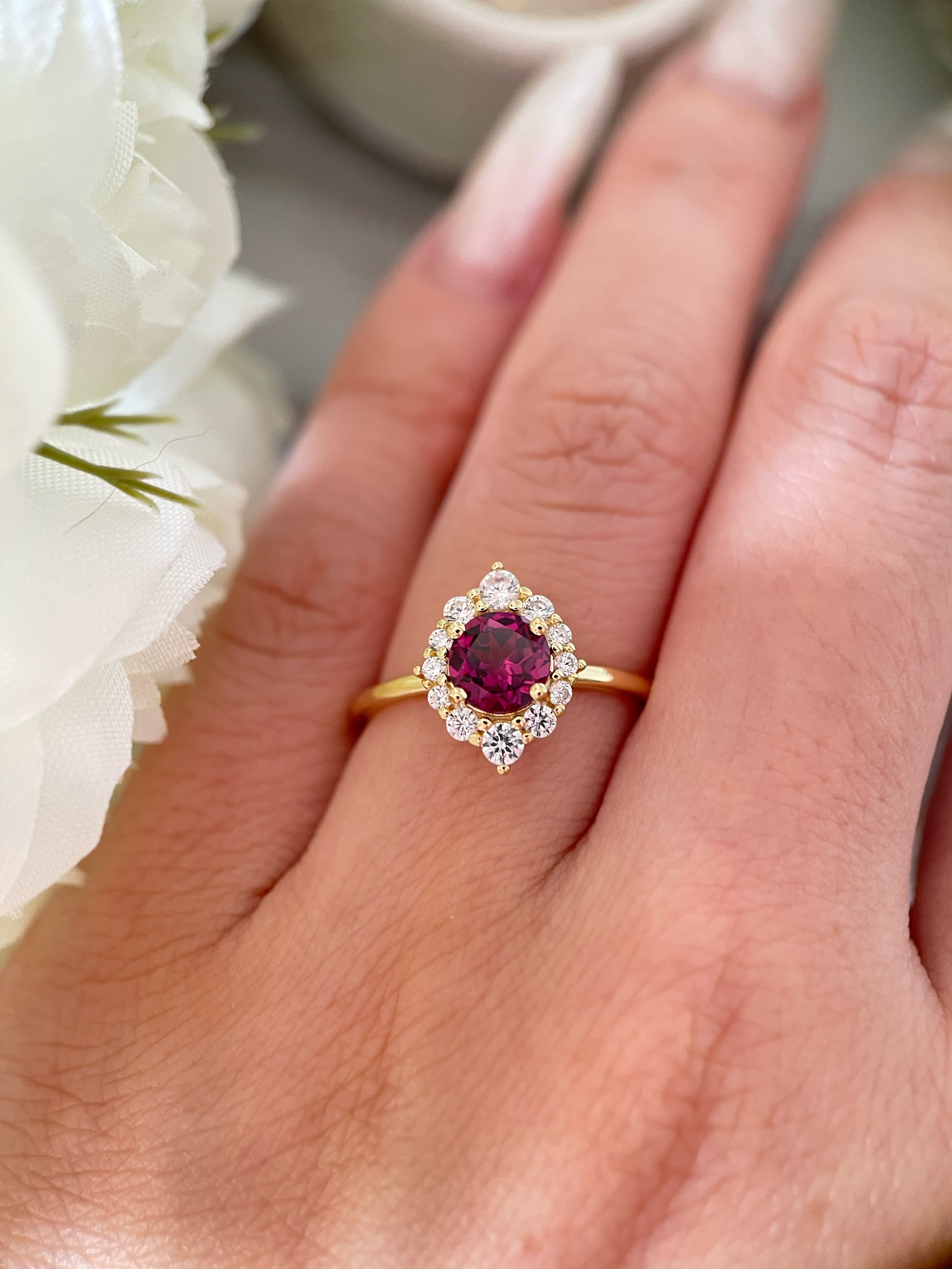 【Cerise】Bague de fiançailles artisanale en grenat rhodolite naturel de 0,8 ct, forme ronde