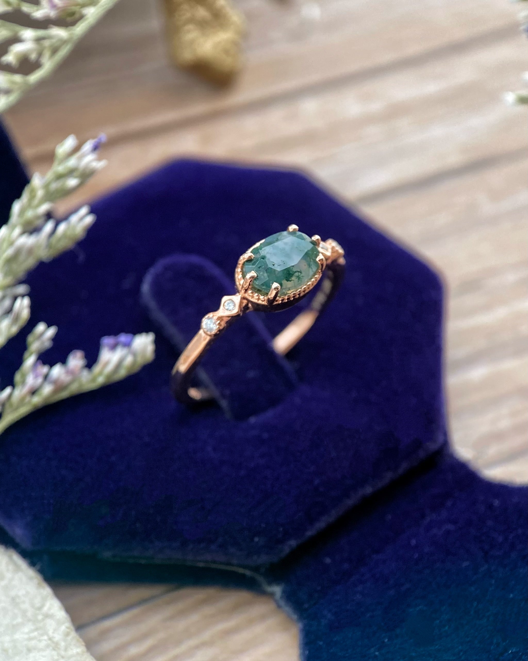 【The Still Pond】Bague de fiançailles unique, faite main, en agate mousse naturelle de 0,75 ct, forme ovale