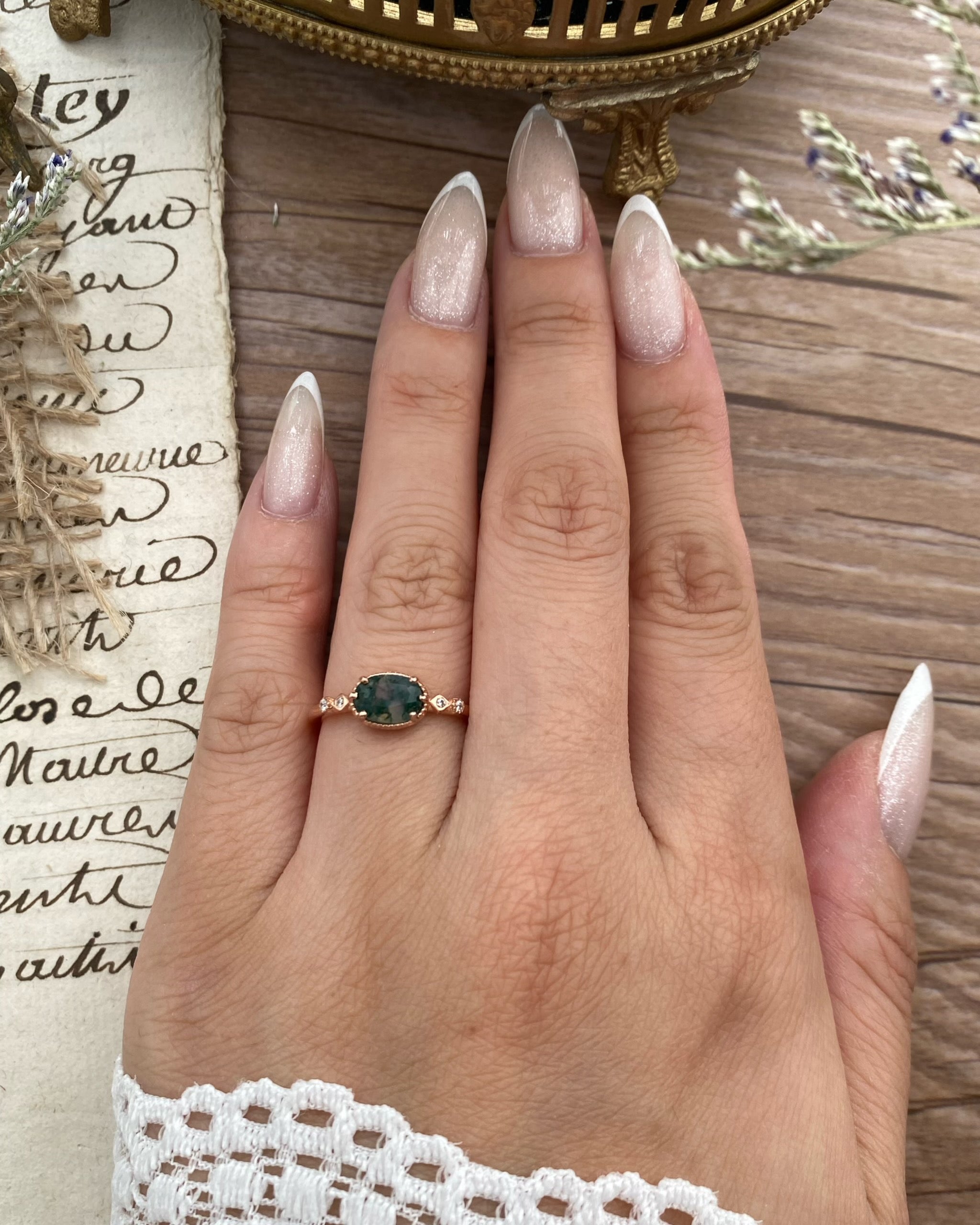 【The Still Pond】Bague de fiançailles unique, faite main, en agate mousse naturelle de 0,75 ct, forme ovale