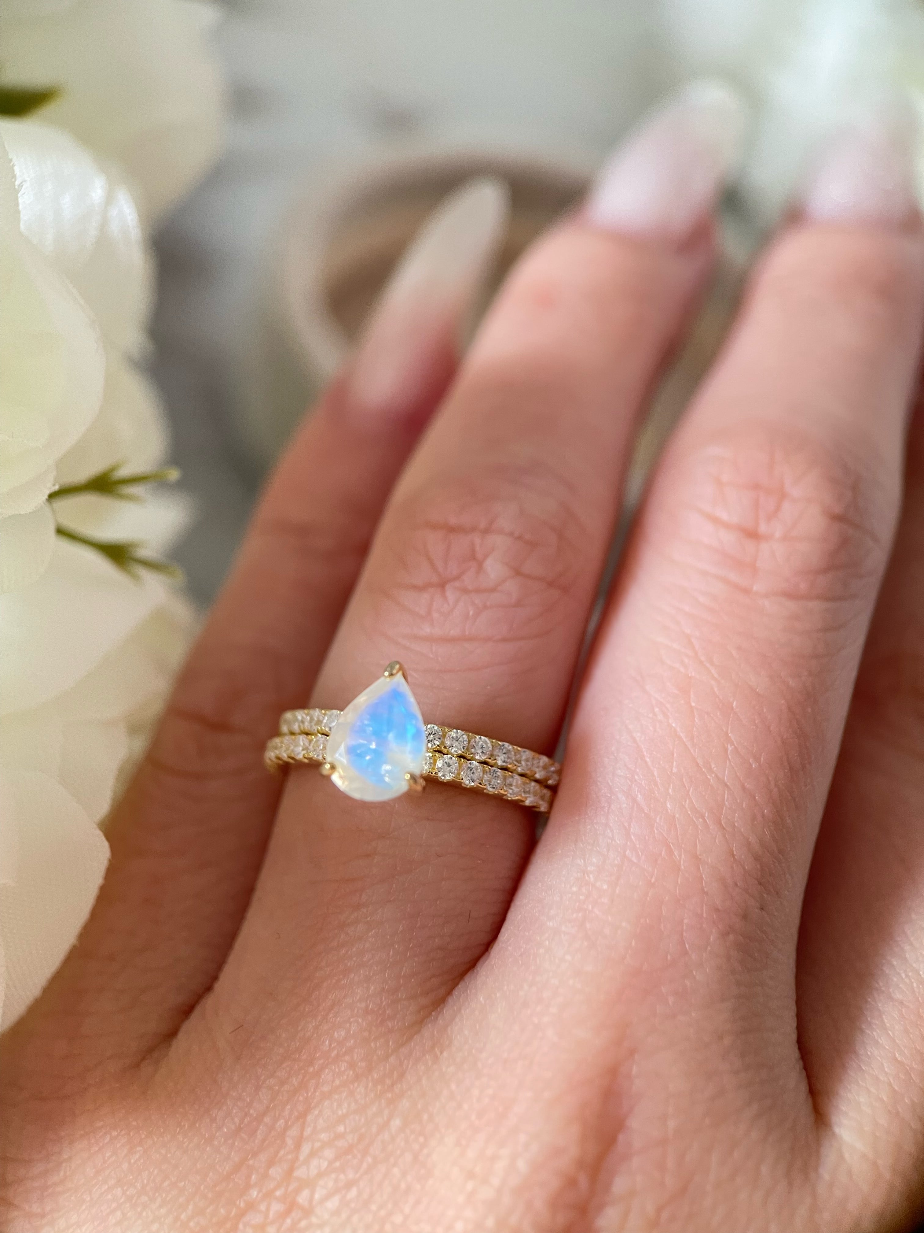 【Ensemble Aurelia】Ensemble unique de bagues de fiançailles artisanales en pierre de lune bleue naturelle de 0,8 ct, forme poire, composé de 2 bagues.