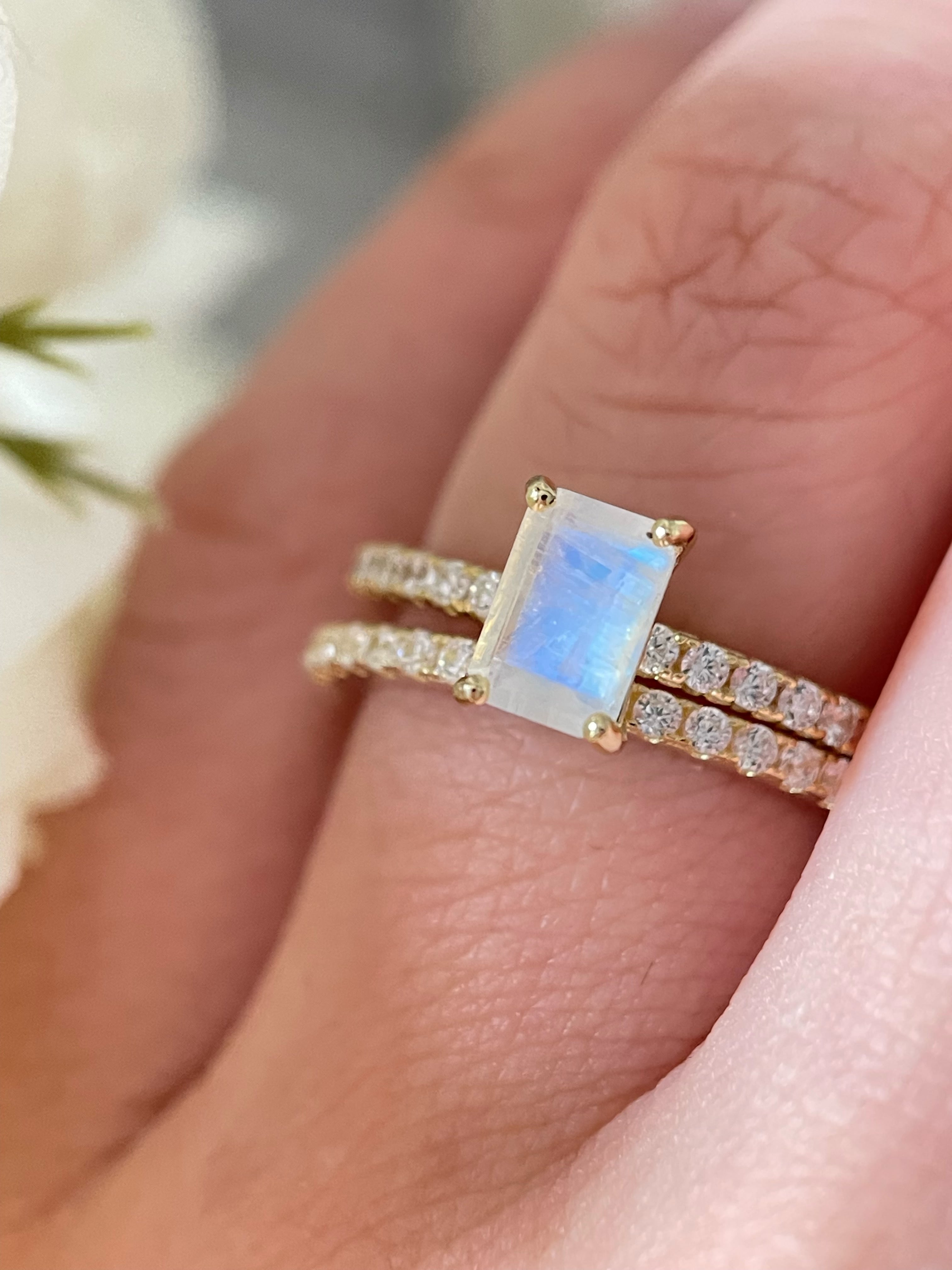 【Ensemble Iris】Ensemble de 2 bagues de fiançailles uniques, fabriquées à la main, en pierre de lune bleue naturelle de 1 carat, taille baguette