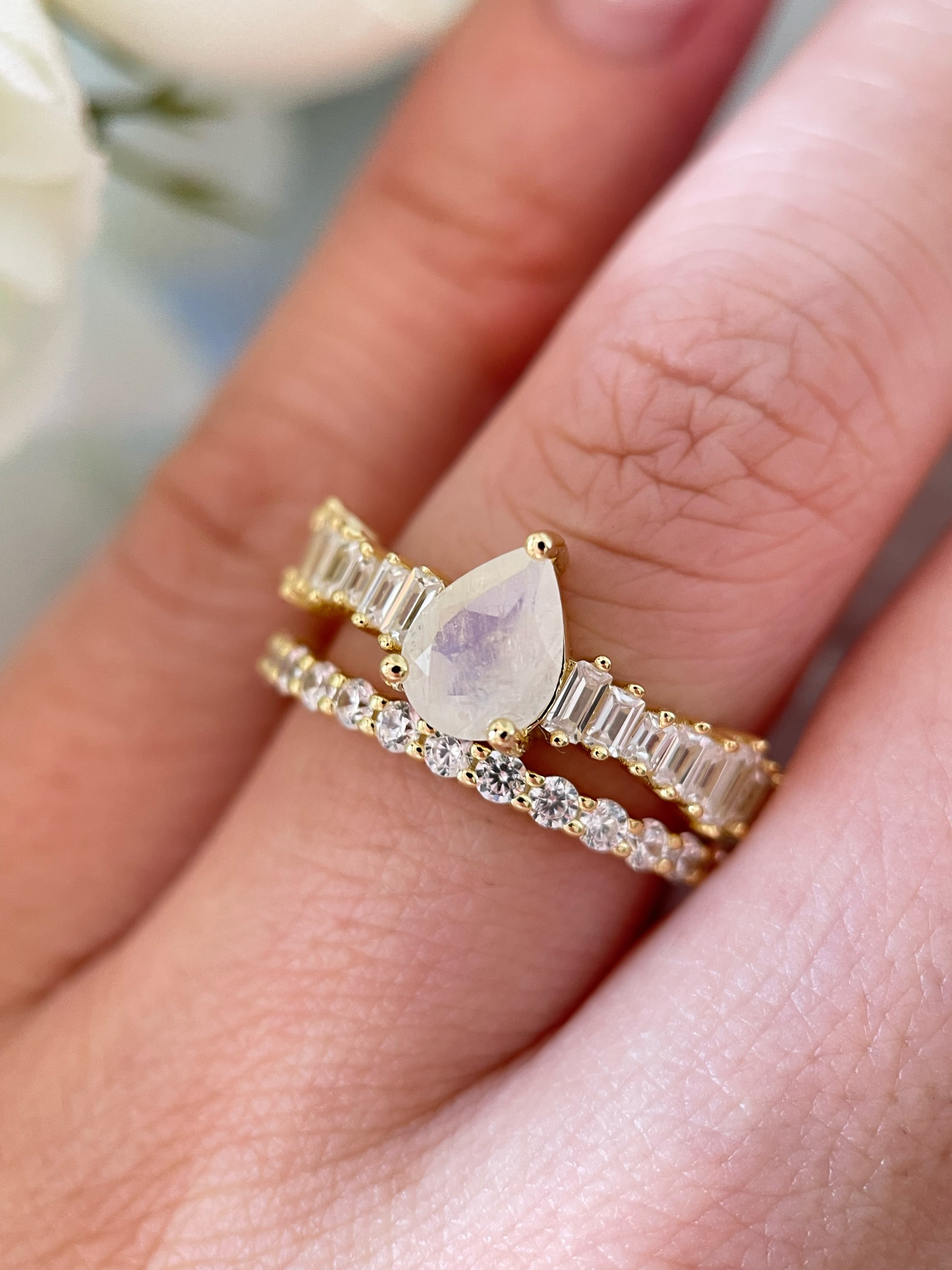 【Ensemble Calice】Ensemble de bagues de fiançailles unique, fait main, en pierre de lune bleue naturelle de 0,8 ct, forme poire, composé de 2 pièces