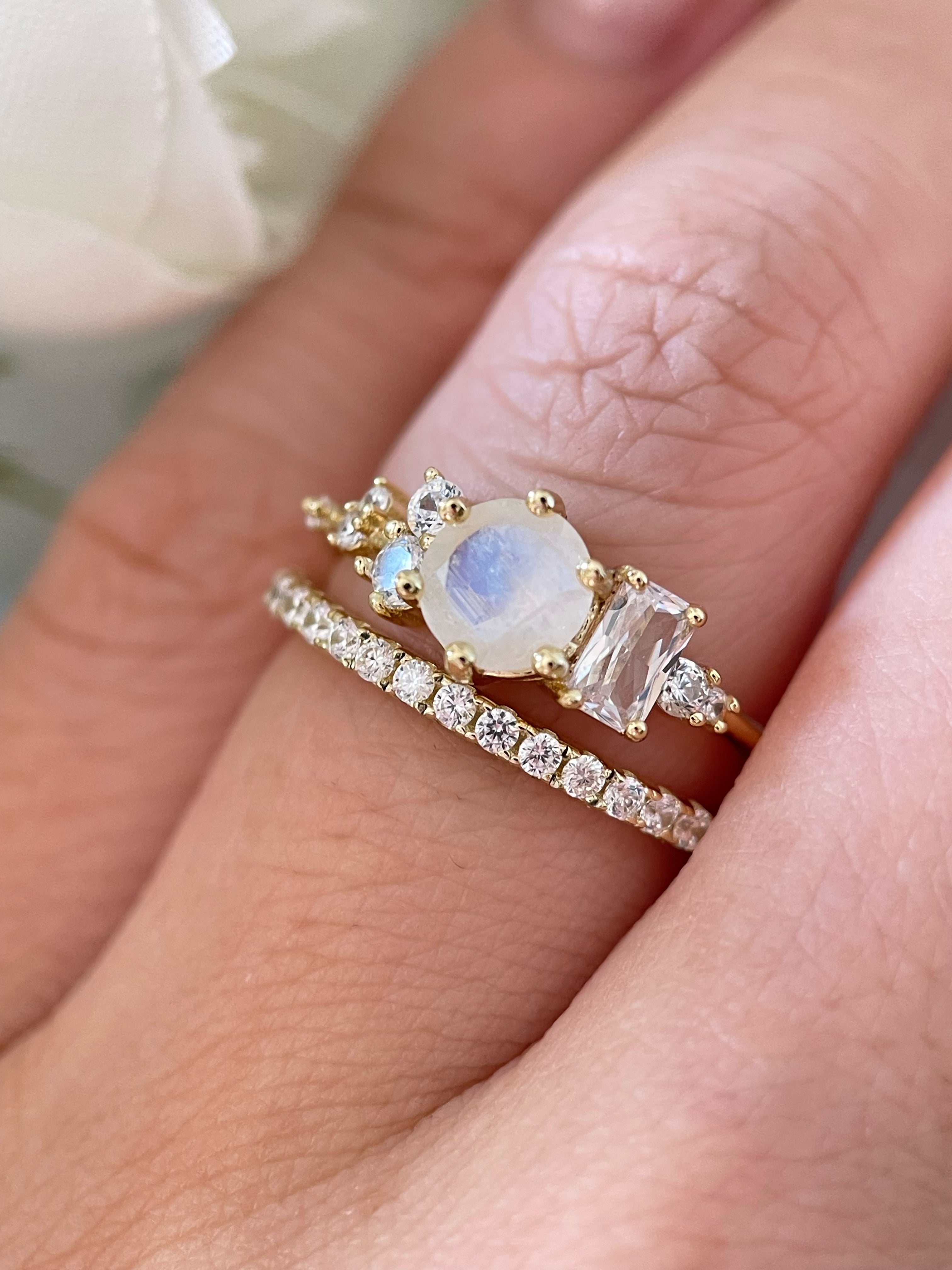 【Ensemble Auraline】Ensemble unique de bagues de fiançailles en pierre de lune bleue naturelle faite à la main, 2 pièces, 0,8 ct, forme ronde