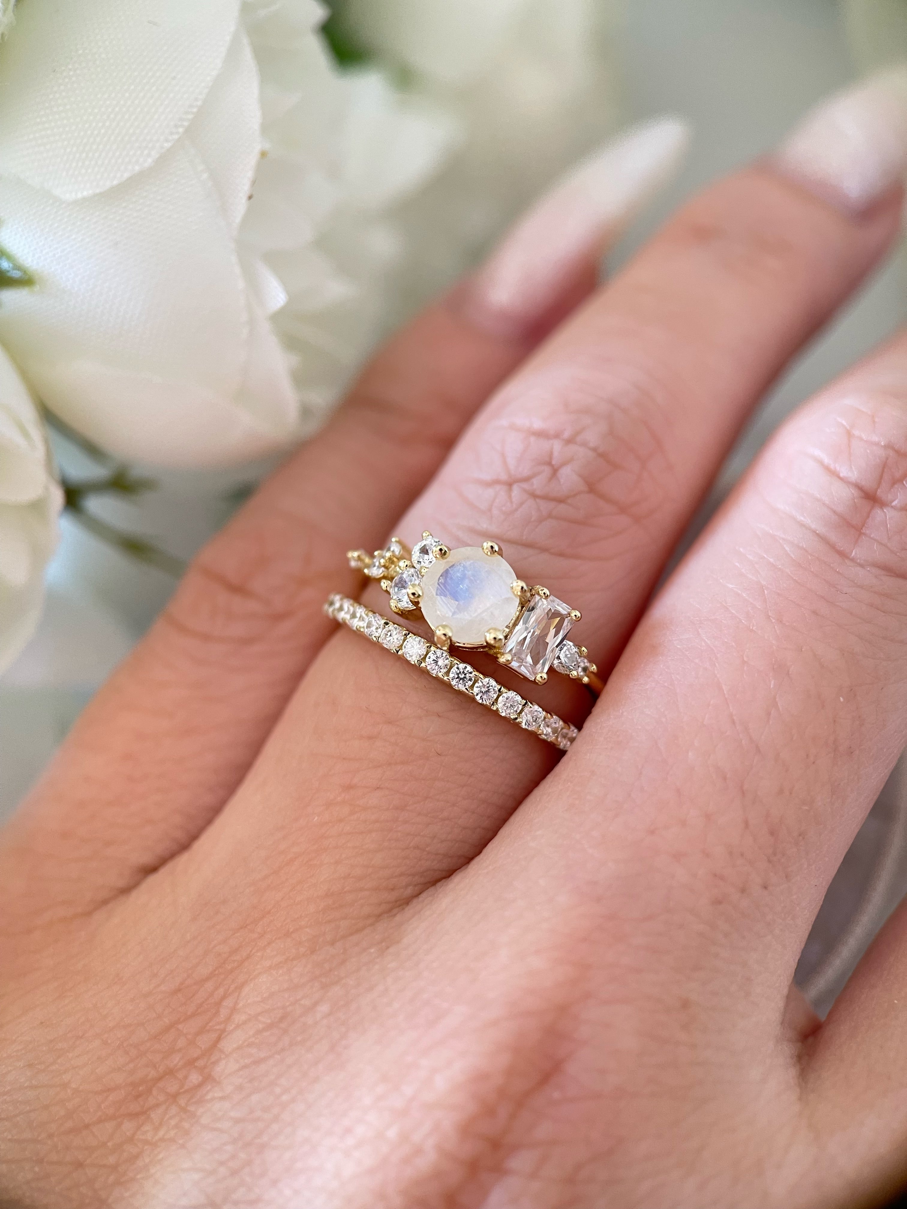 【Ensemble Auraline】Ensemble unique de bagues de fiançailles en pierre de lune bleue naturelle faite à la main, 2 pièces, 0,8 ct, forme ronde