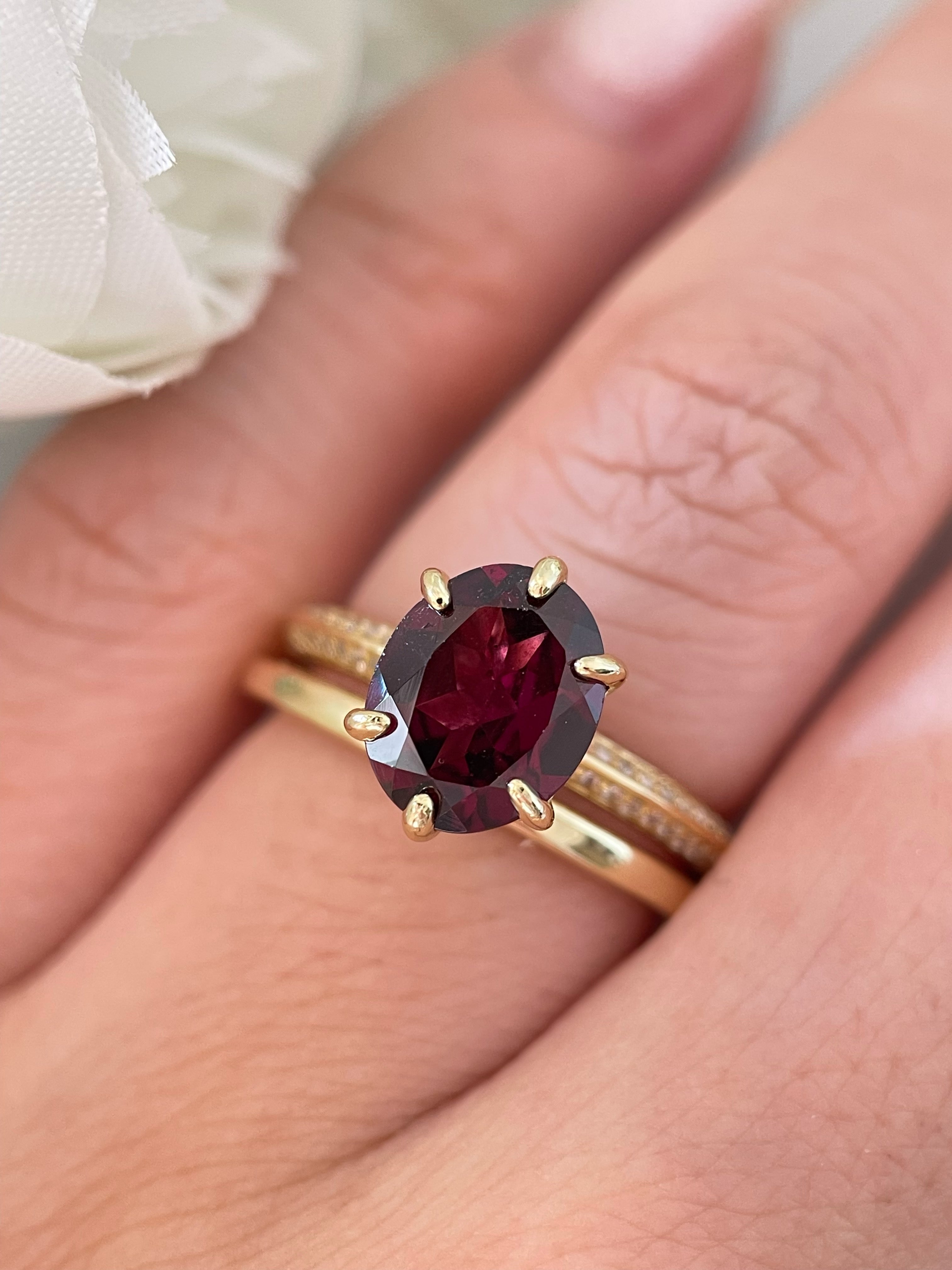 【Ensemble Rubaiyat】Ensemble unique de bagues de fiançailles en grenat rhodolite naturel, 3 carats, forme ovale, fait main (2 pièces).
