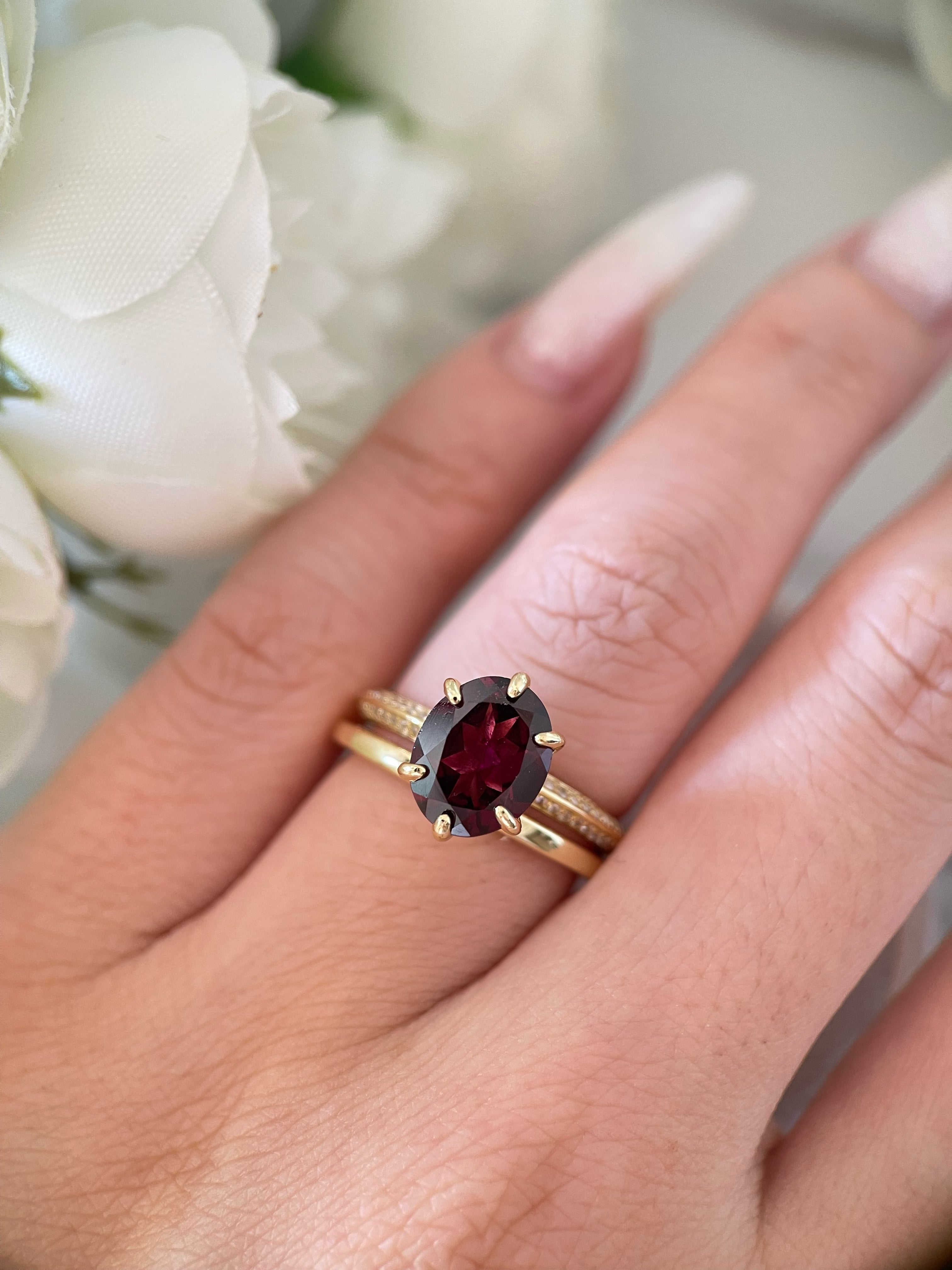 【Ensemble Rubaiyat】Ensemble unique de bagues de fiançailles en grenat rhodolite naturel, 3 carats, forme ovale, fait main (2 pièces).