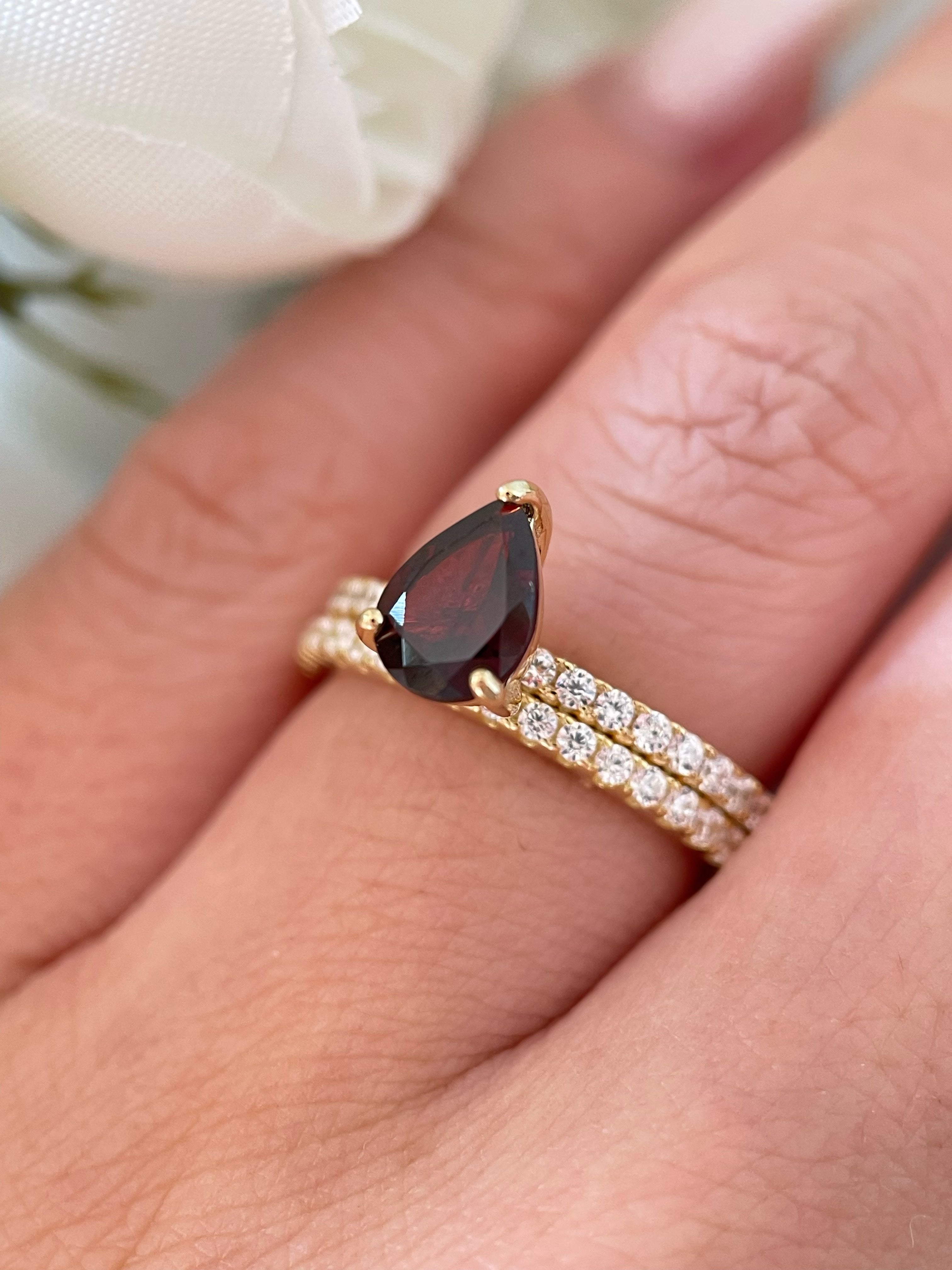 【Ensemble Cascade de Rubellite】Ensemble unique de bagues de fiançailles artisanales en grenat rhodolite naturel de 0,8 ct, forme poire, composé de 2 pièces