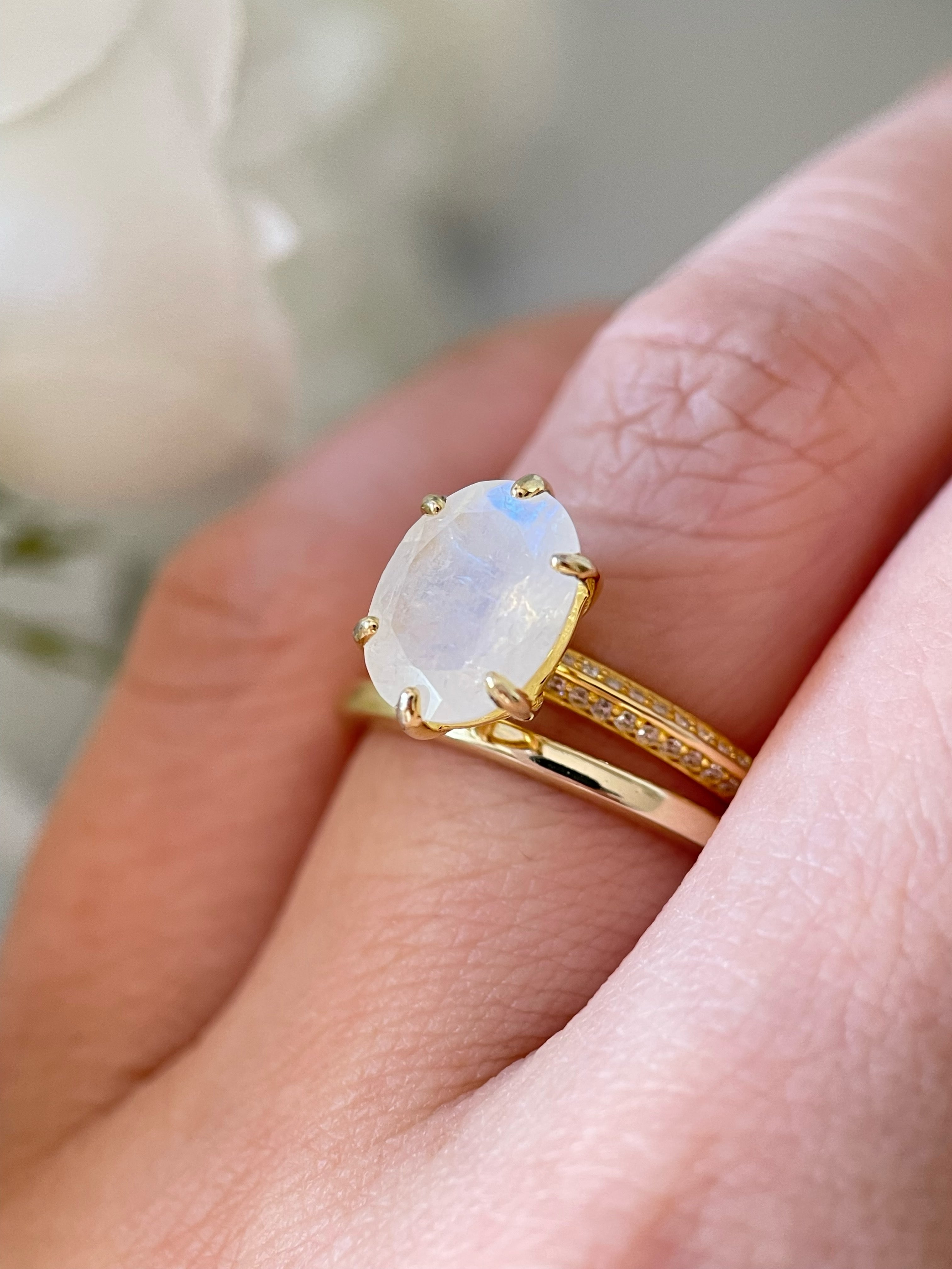 【Ensemble Astral】Ensemble unique de bagues de fiançailles en pierre de lune bleue naturelle, 2 pièces, 3 carats, forme ovale, fabriquées à la main