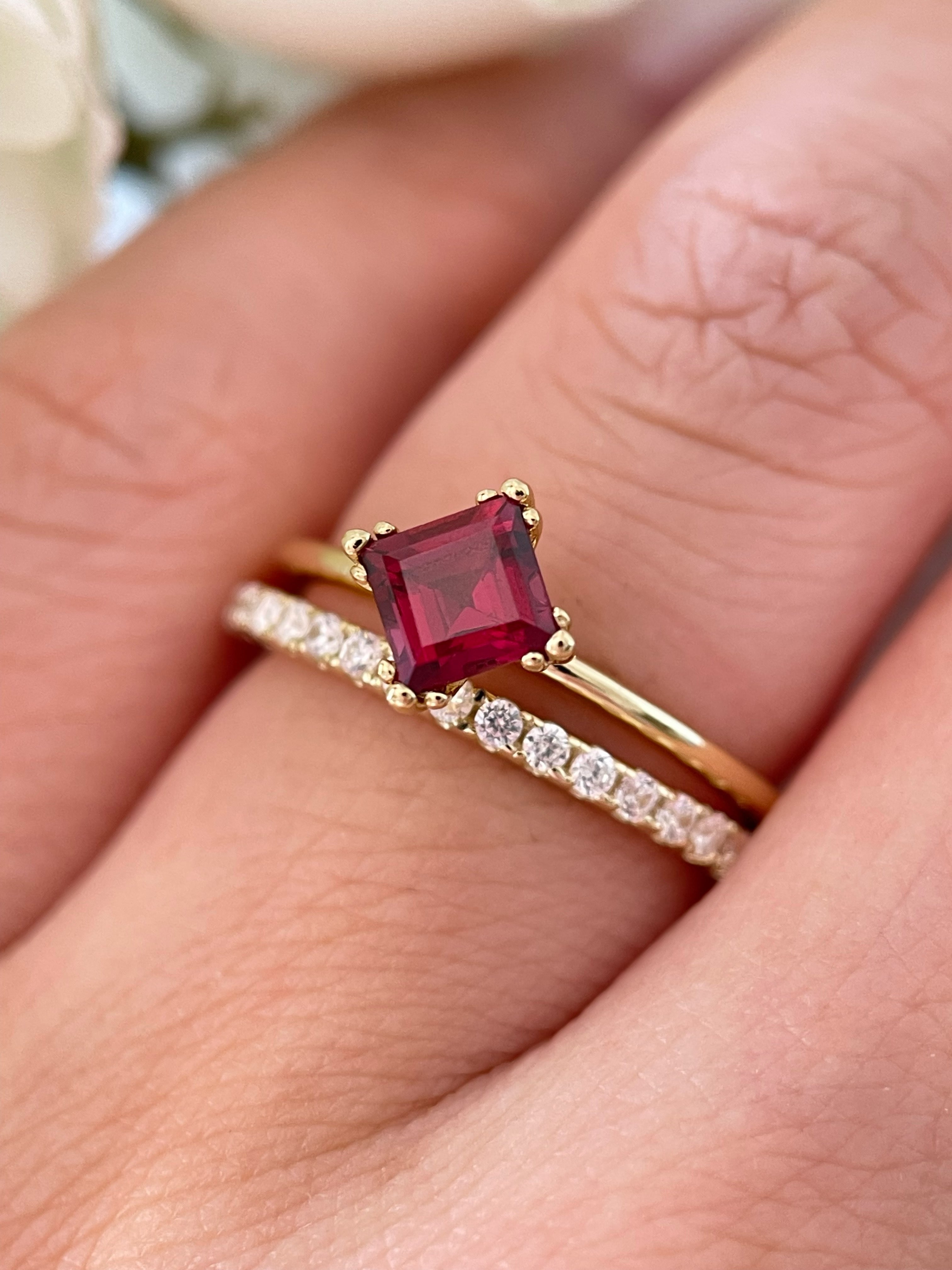 【Ensemble Rubienne】Ensemble unique de bagues de fiançailles artisanales en grenat rhodolite naturel de 0,75 ct, forme princesse, composé de 2 pièces