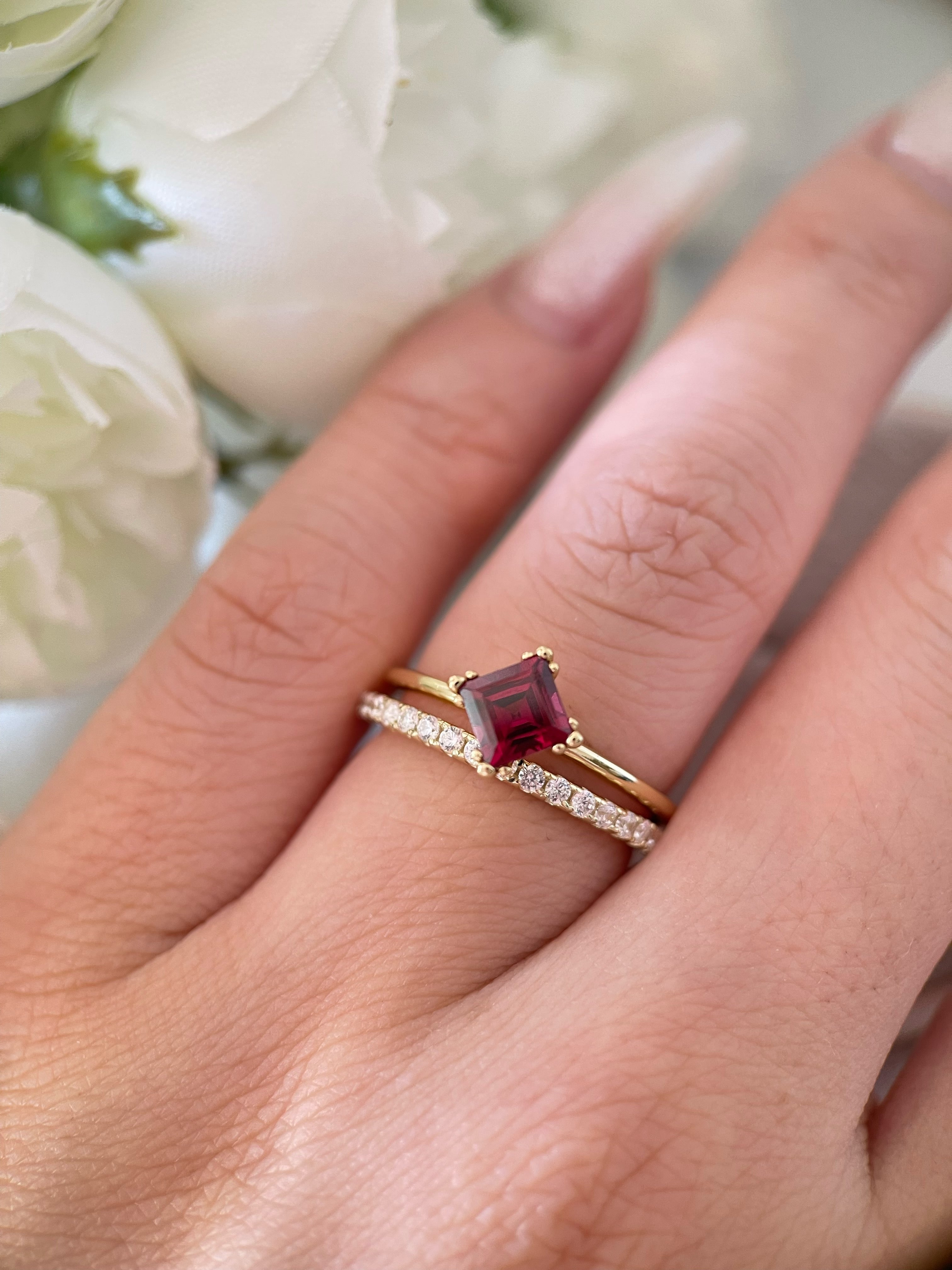 【Ensemble Rubienne】Ensemble unique de bagues de fiançailles artisanales en grenat rhodolite naturel de 0,75 ct, forme princesse, composé de 2 pièces