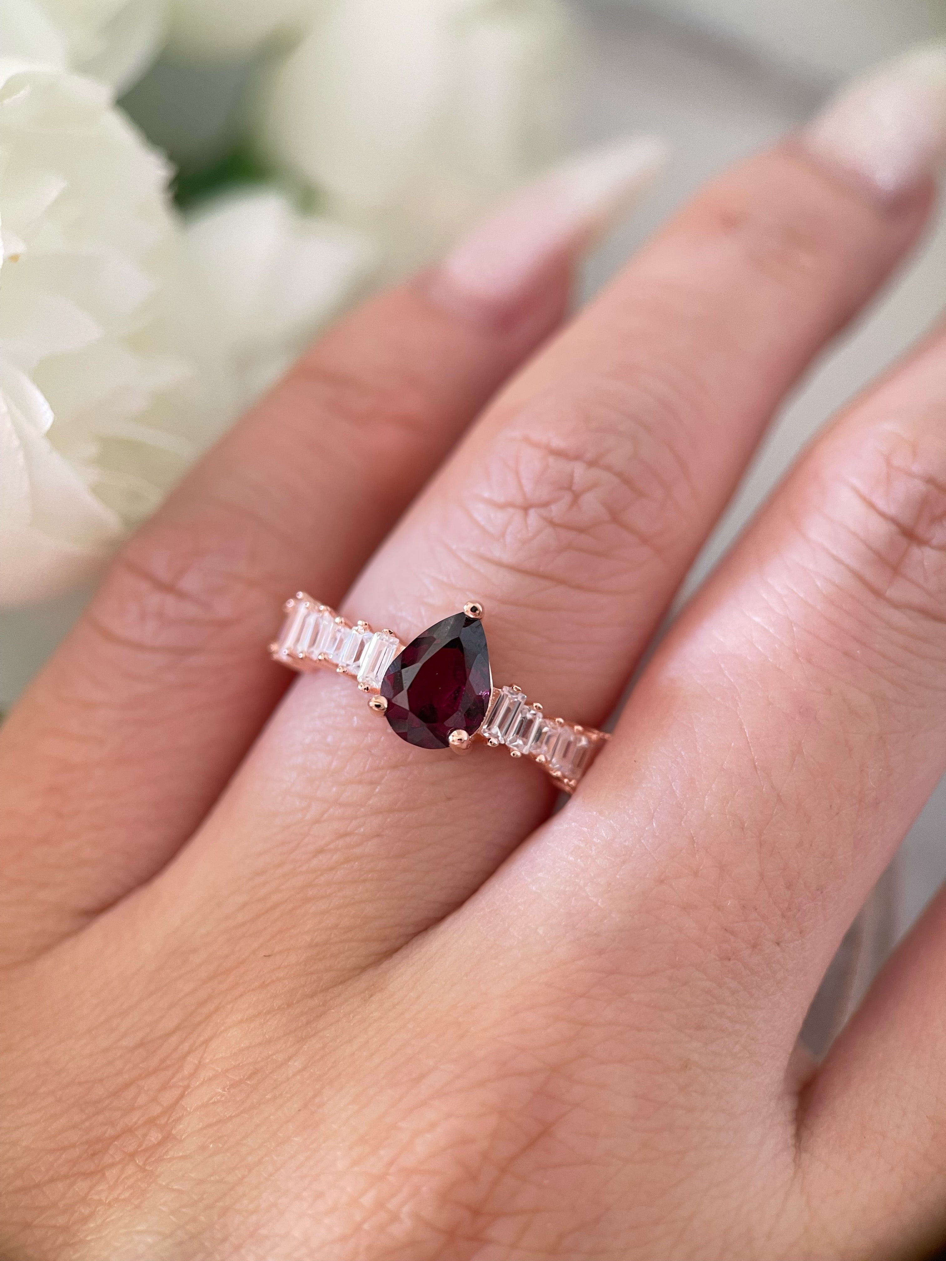 【Rubra Symphony】Bague de fiançailles unique, faite main, en grenat rhodolite naturel de 0,8 ct, forme poire