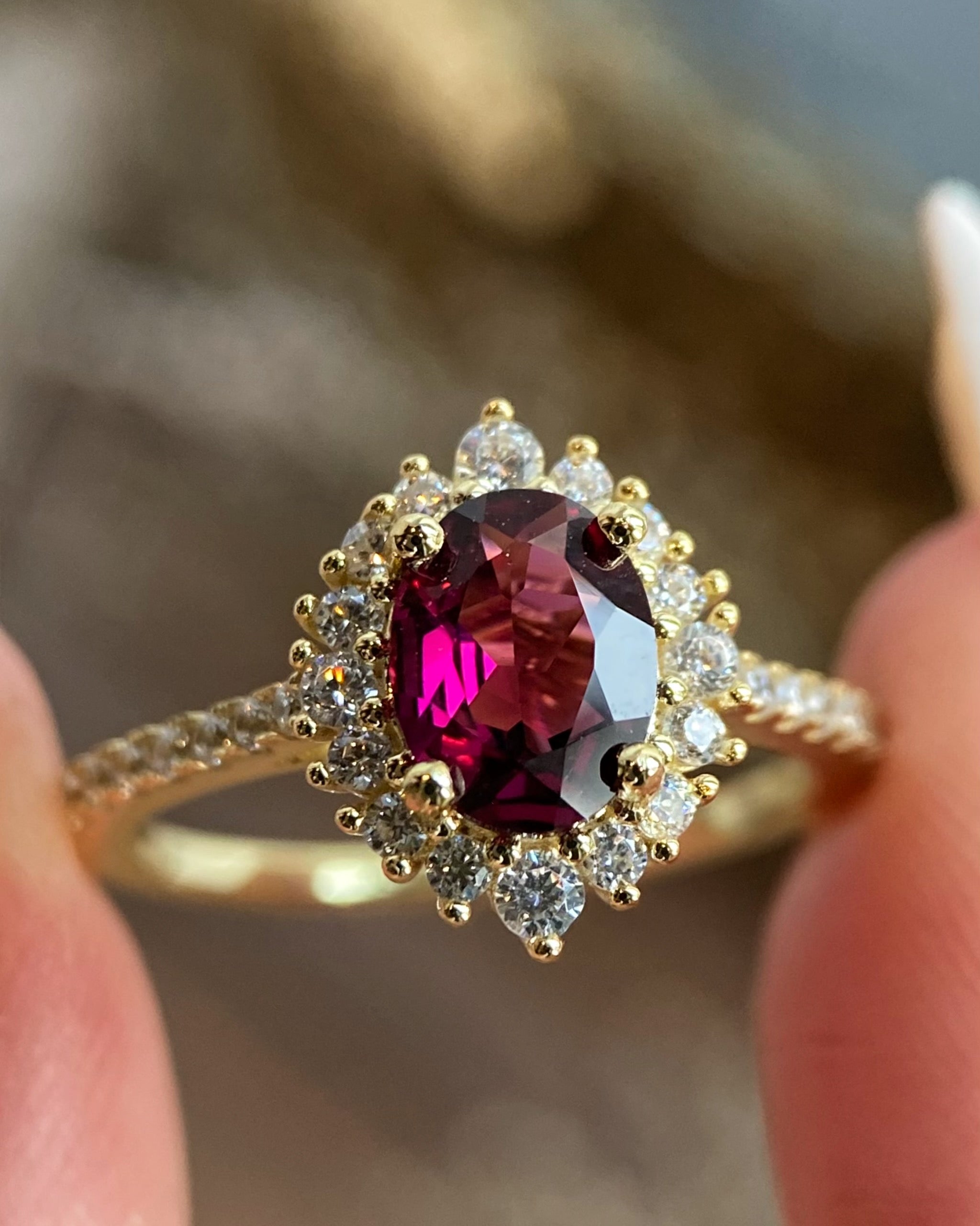 【Valence】 Bague de fiançailles artisanale en grenat rhodolite naturel de 1,5 ct, forme ovale