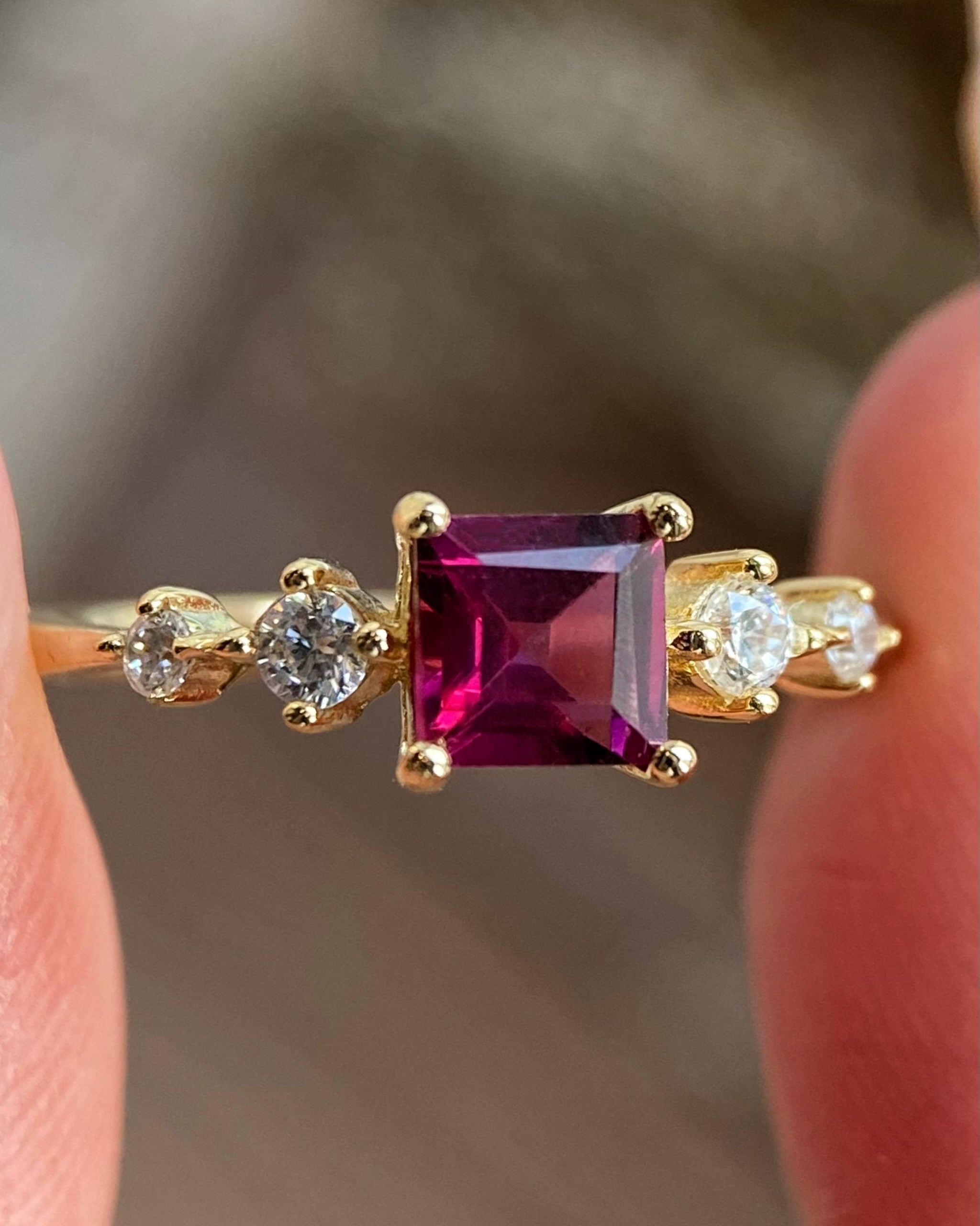 【Rosalind】Bague de fiançailles unique, faite main, en grenat rhodolite naturel de 0,75 ct, forme princesse