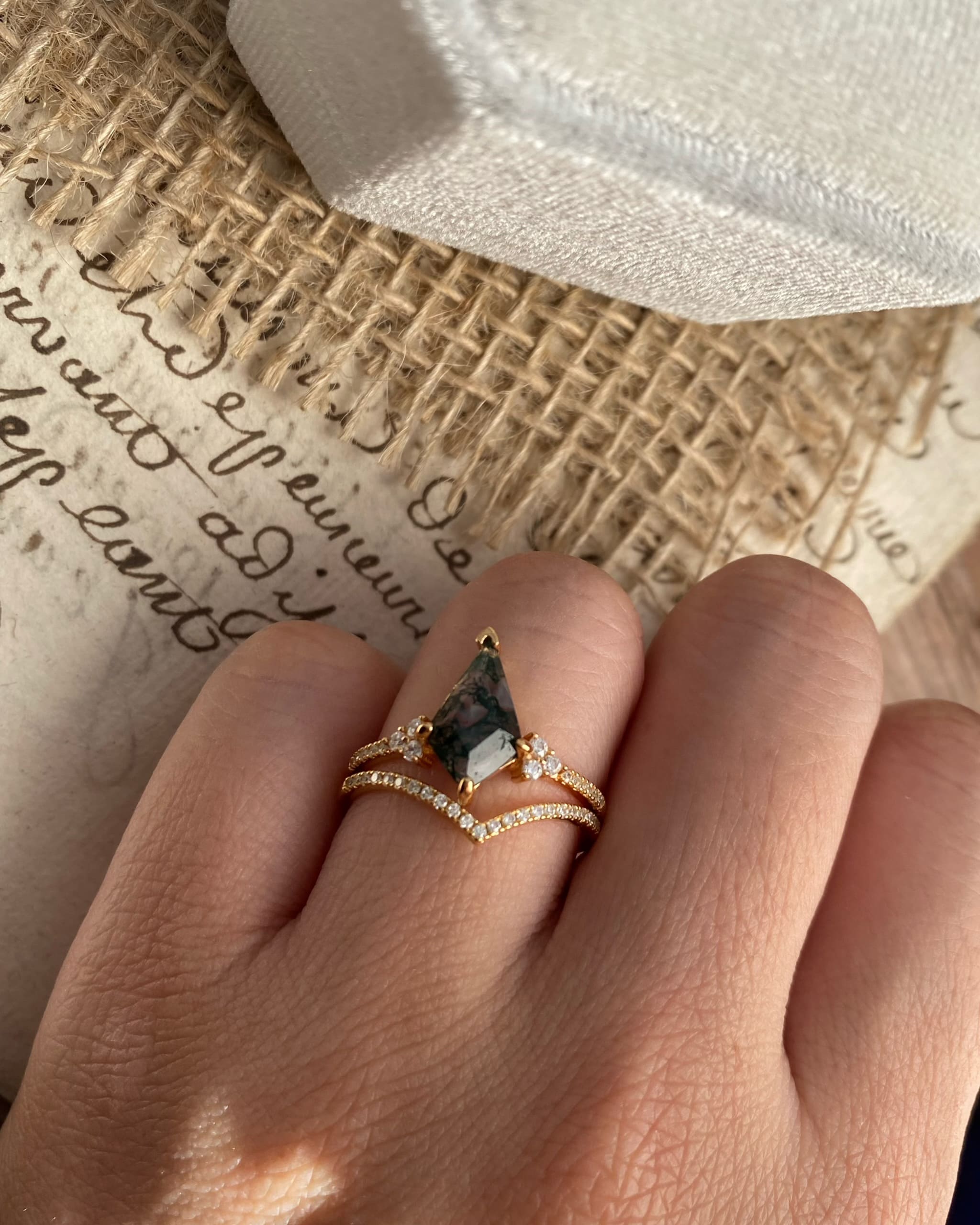 【Voile éthéré】Bague de fiançailles unique en agate mousse naturelle, faite main, de forme ovale, 1,5 ct