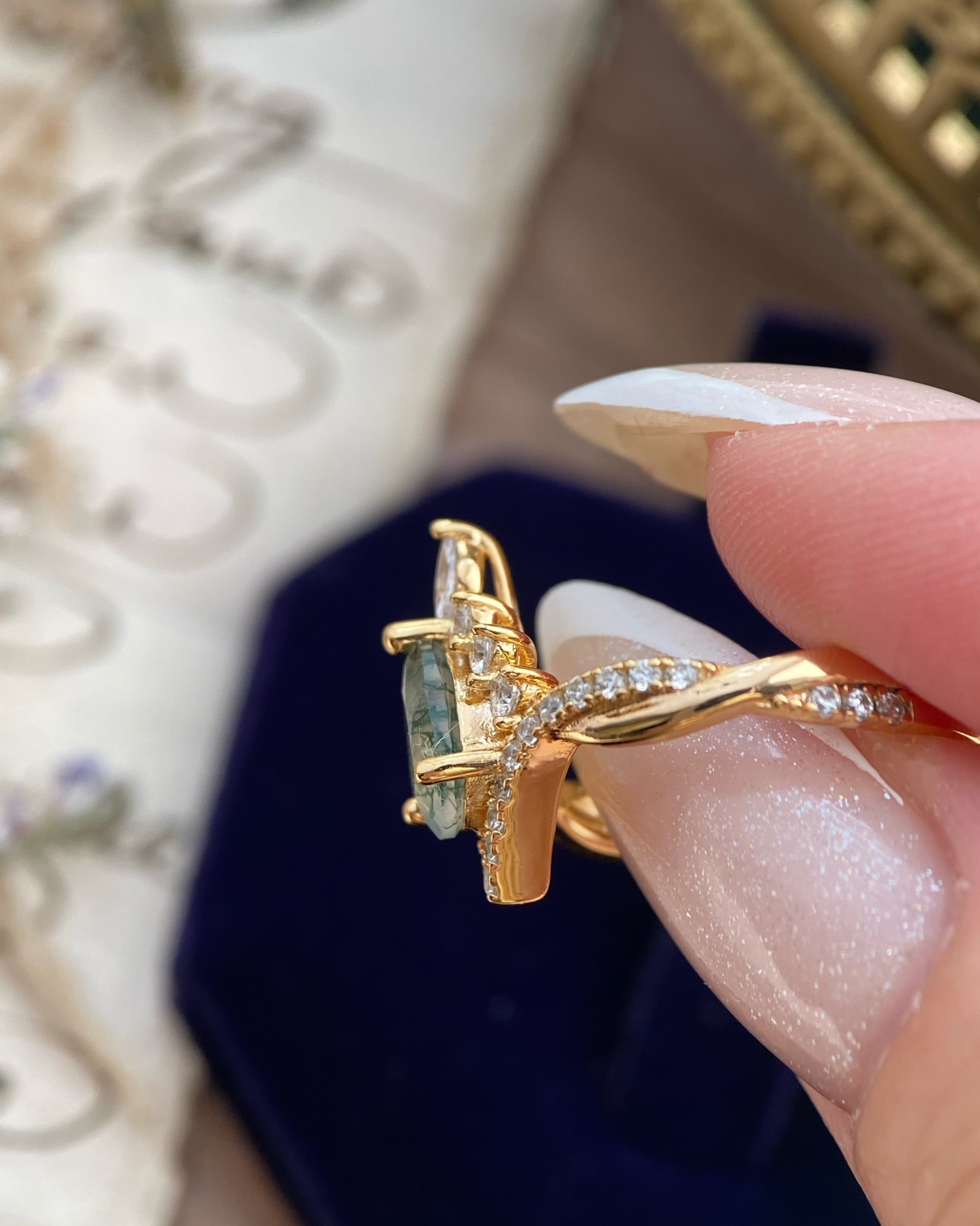 【Voile éthéré】Bague de fiançailles unique en agate mousse naturelle, faite main, de forme ovale, 1,5 ct