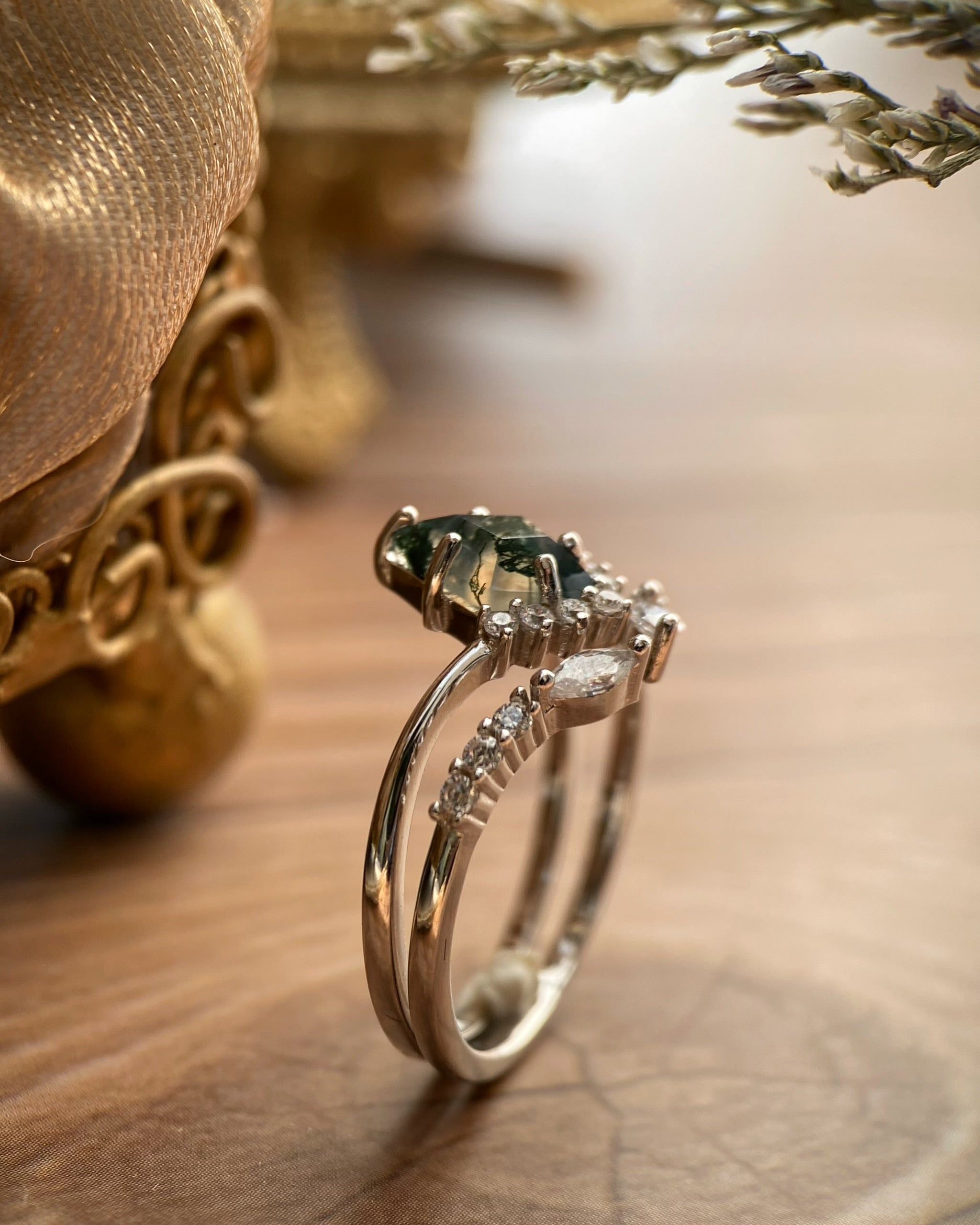 【Voile éthéré】Bague de fiançailles unique en agate mousse naturelle, faite main, de forme ovale, 1,5 ct