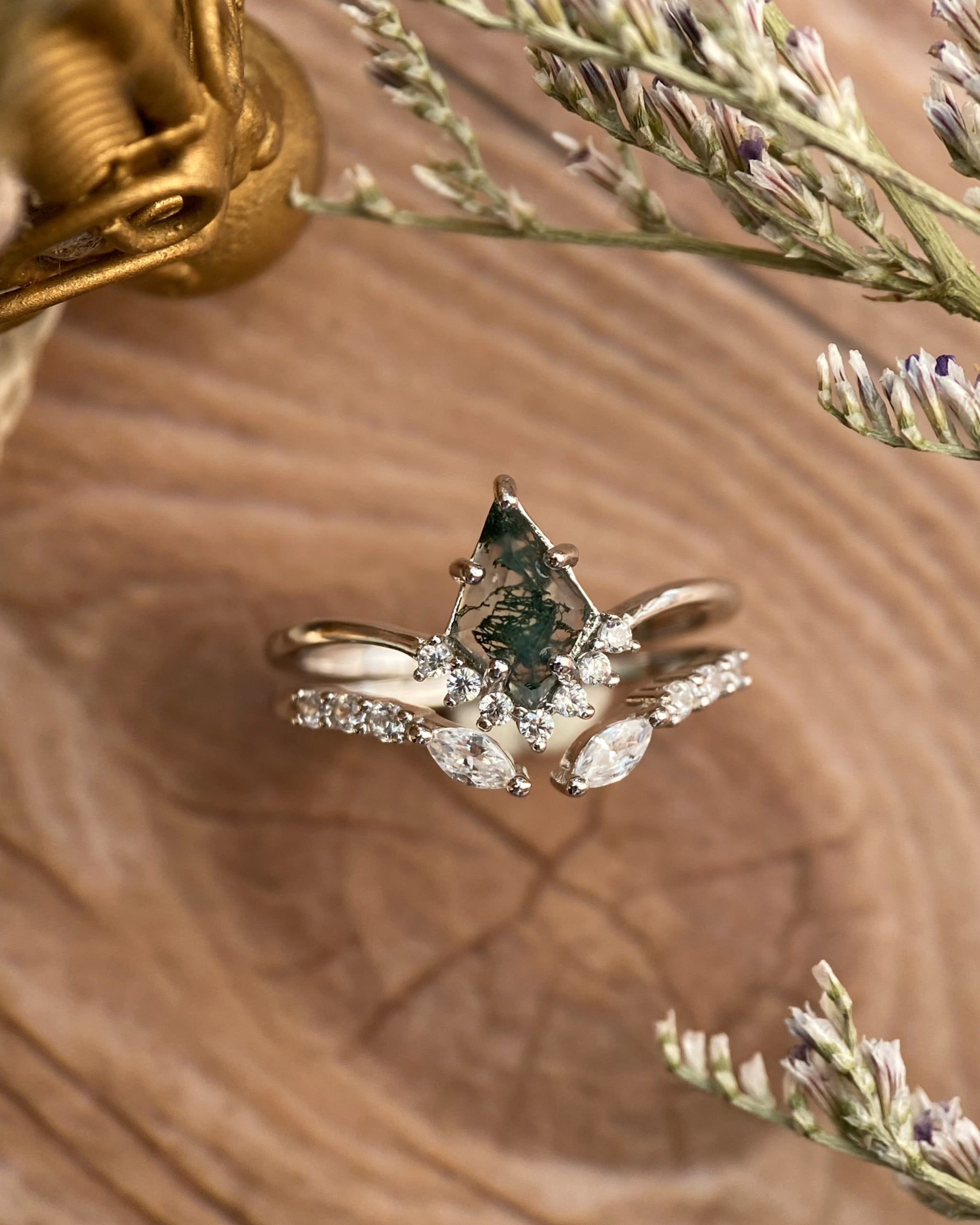 【Voile éthéré】Bague de fiançailles unique en agate mousse naturelle, faite main, de forme ovale, 1,5 ct