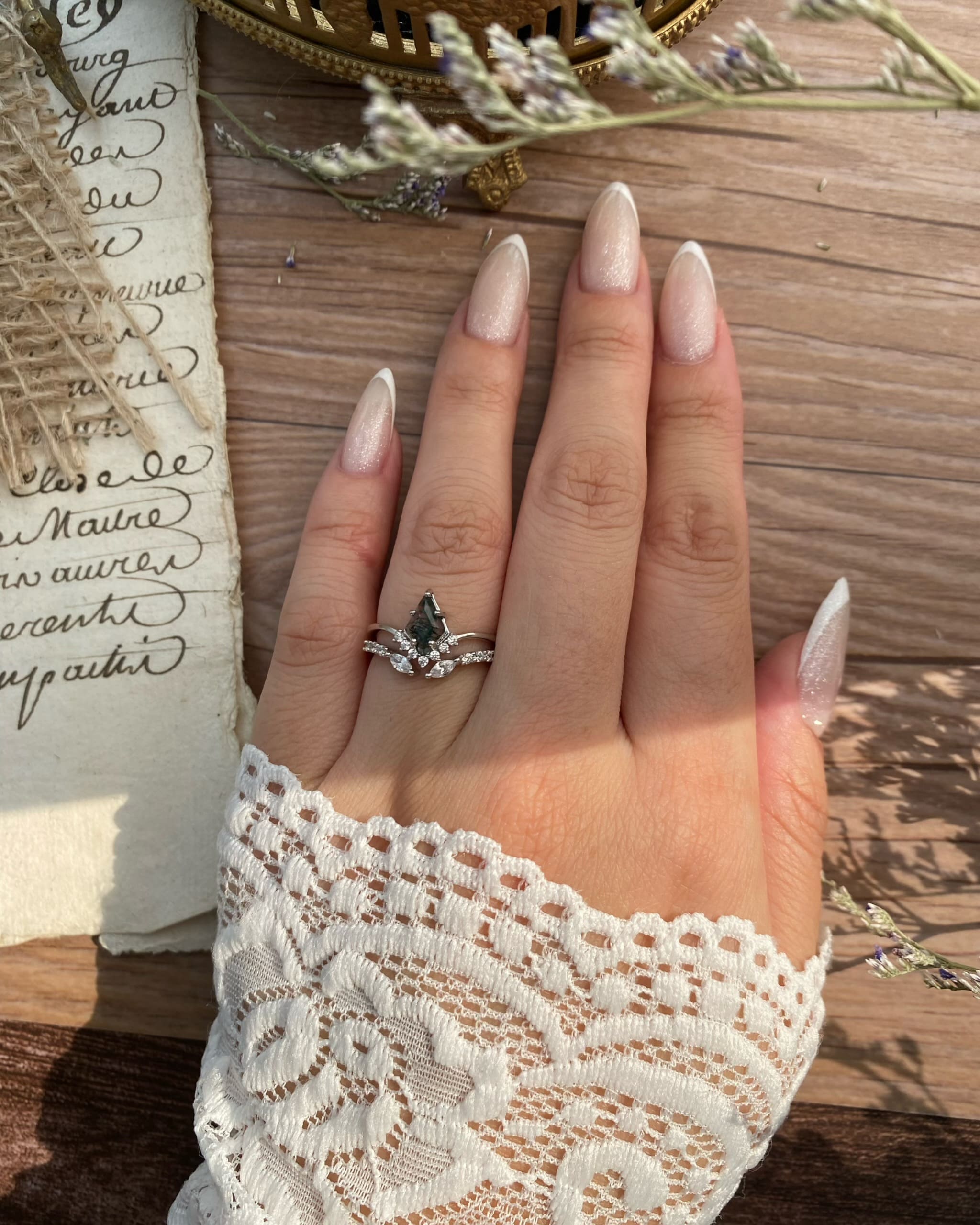 【Voile éthéré】Bague de fiançailles unique en agate mousse naturelle, faite main, de forme ovale, 1,5 ct