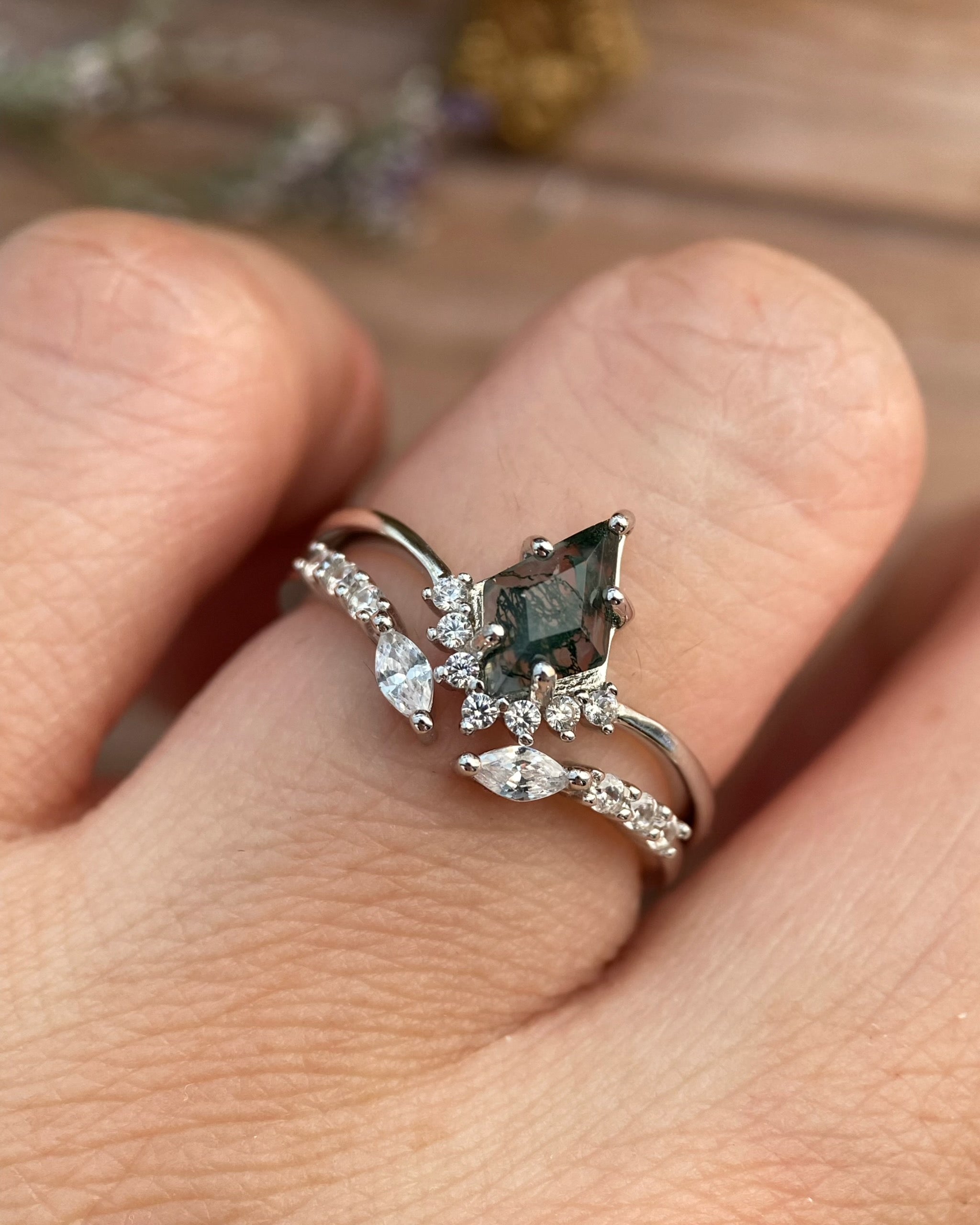 【Voile éthéré】Bague de fiançailles unique en agate mousse naturelle, faite main, de forme ovale, 1,5 ct