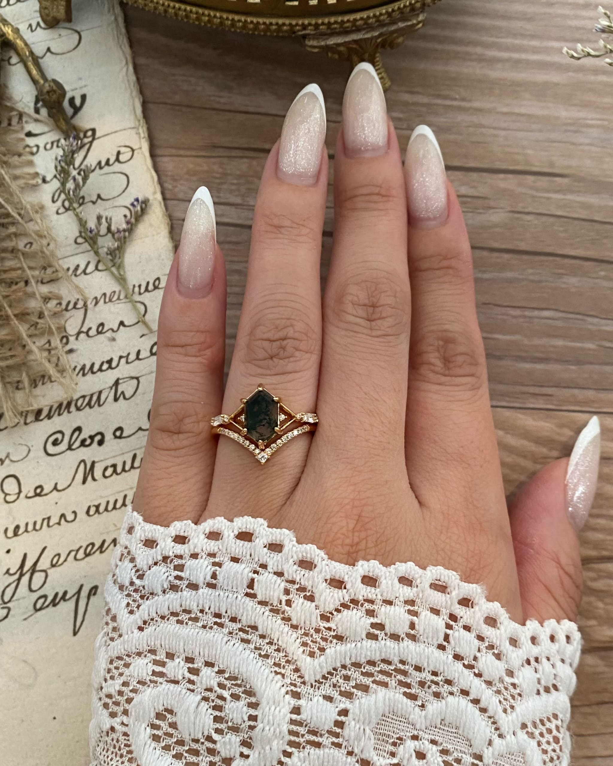 【Voile éthéré】Bague de fiançailles unique en agate mousse naturelle, faite main, de forme ovale, 1,5 ct