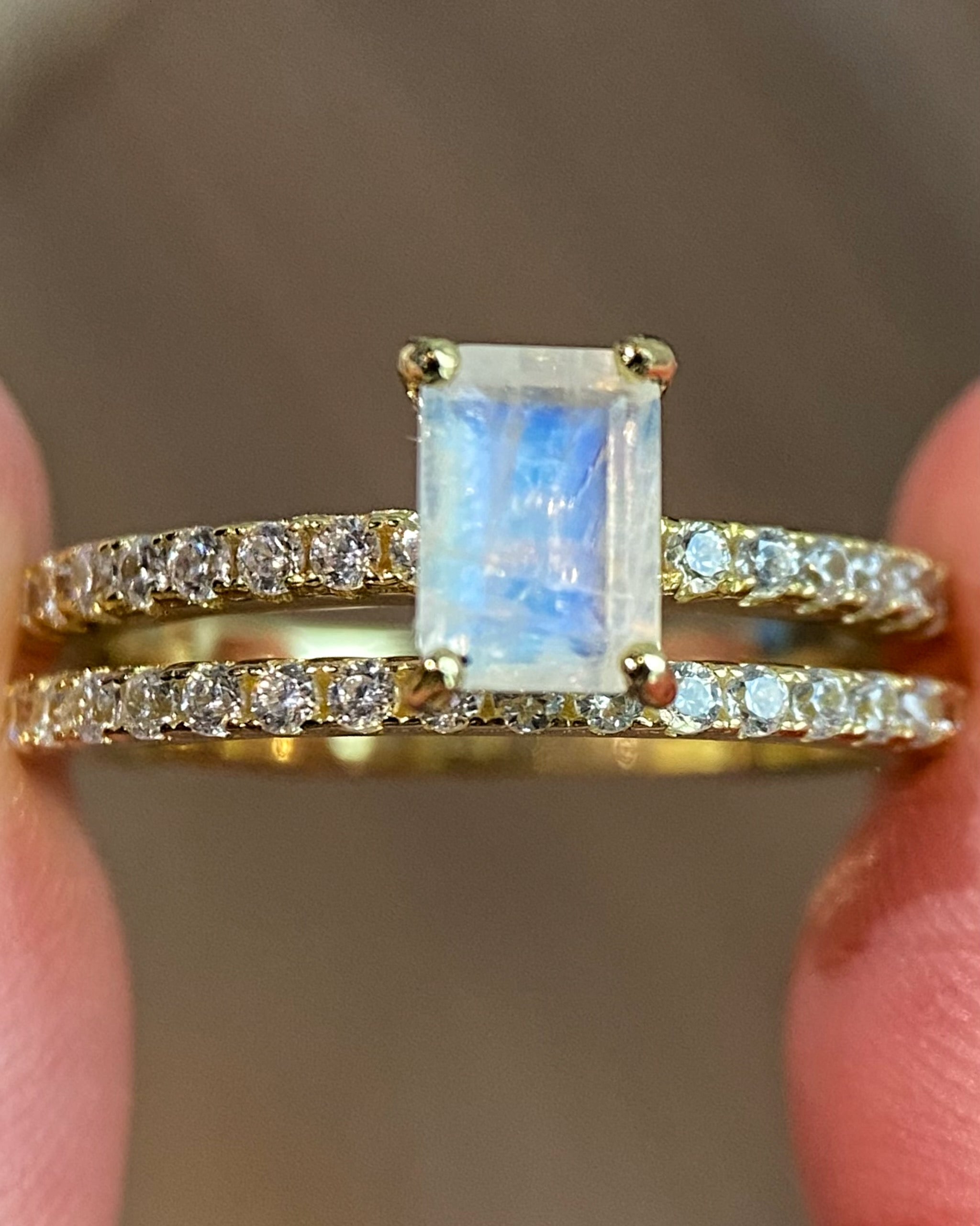 【Ensemble Iris】Ensemble de 2 bagues de fiançailles uniques, fabriquées à la main, en pierre de lune bleue naturelle de 1 carat, taille baguette
