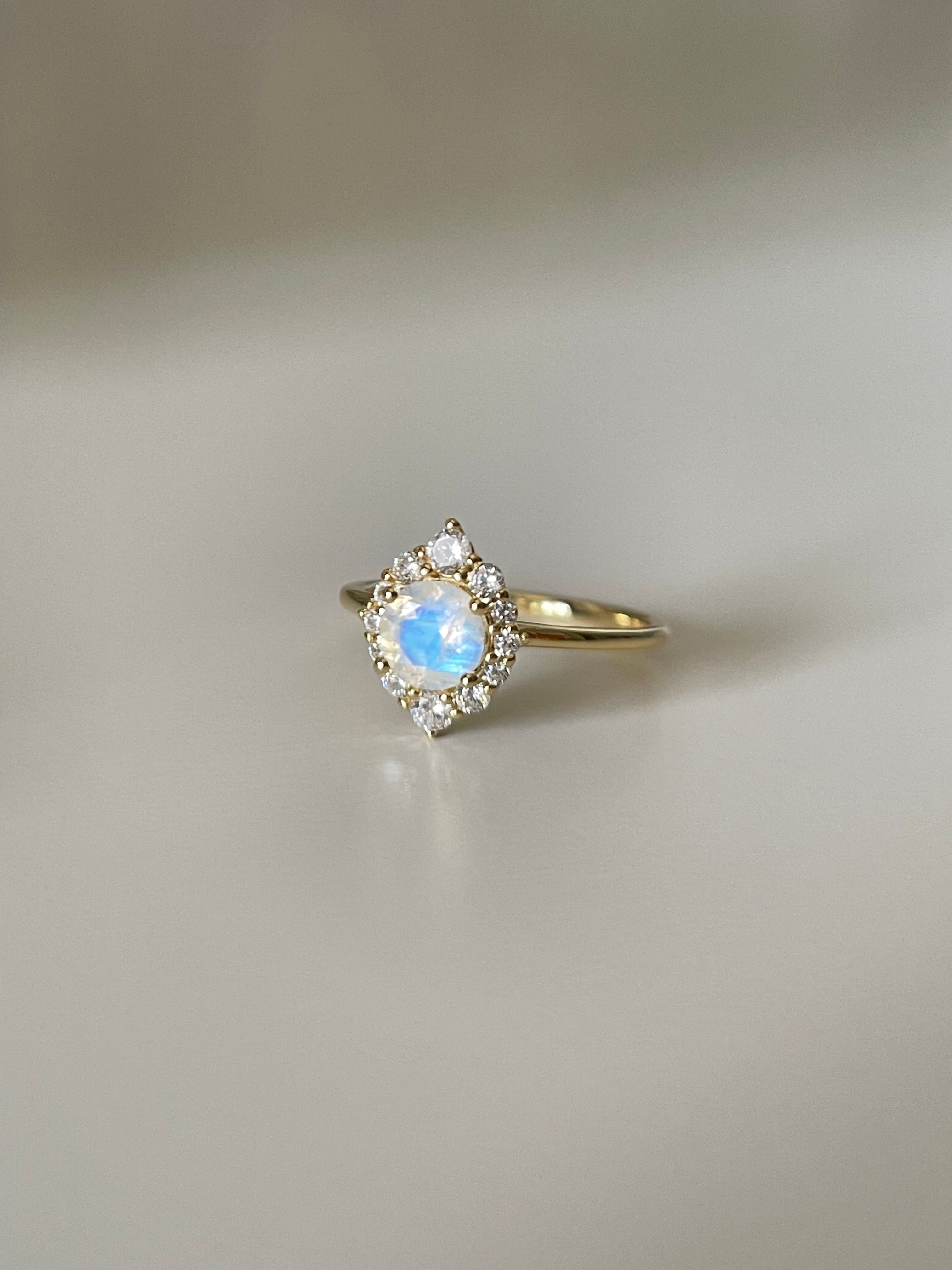【Auraluna】Unique Handmade Natural Blue Moonstone Engagement Ring 0.8ct Round Shape
