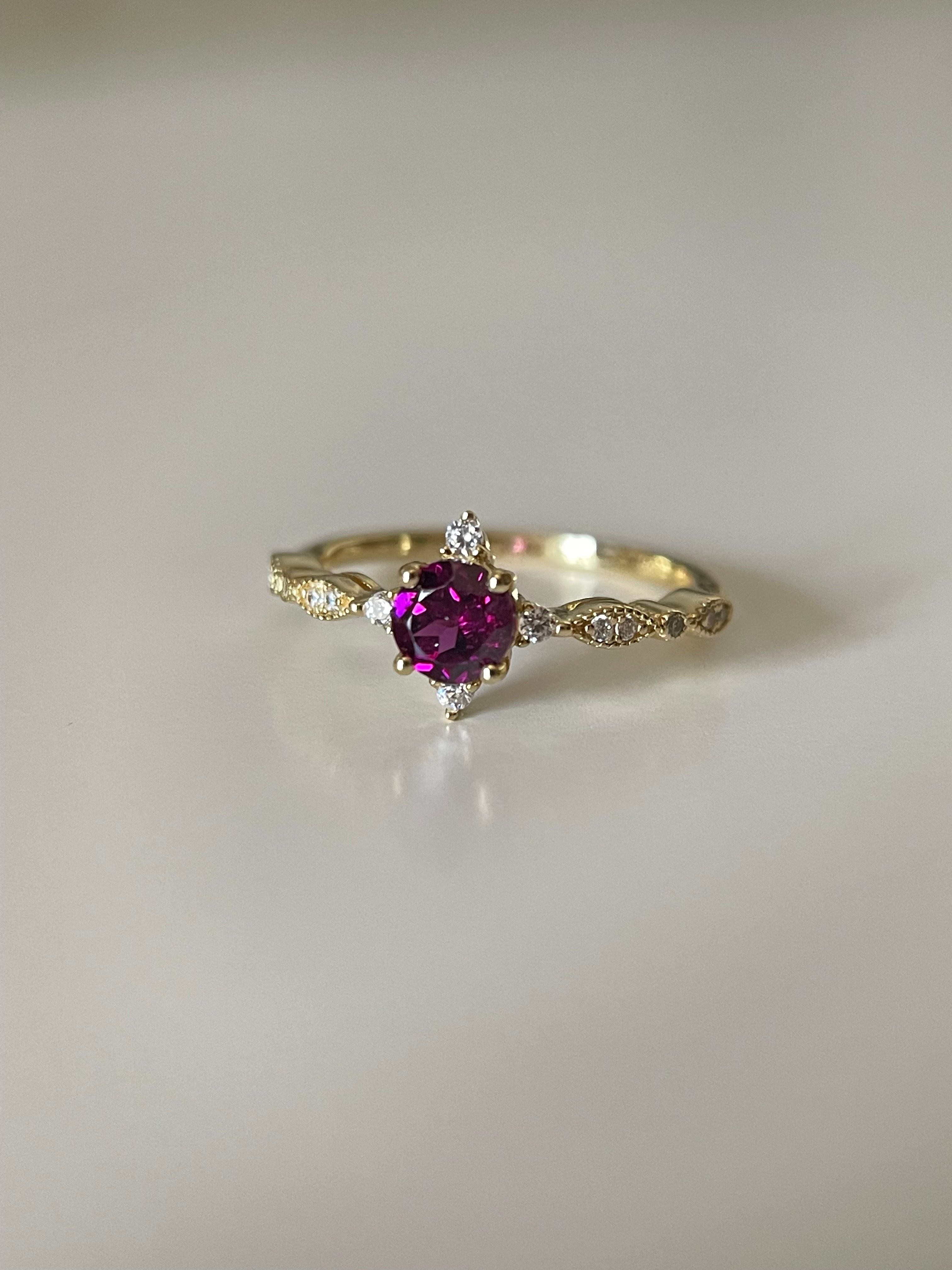 【Valoria】Handmade Natural Rhodolite Garnet Engagement Ring 0.5ct Round Shape