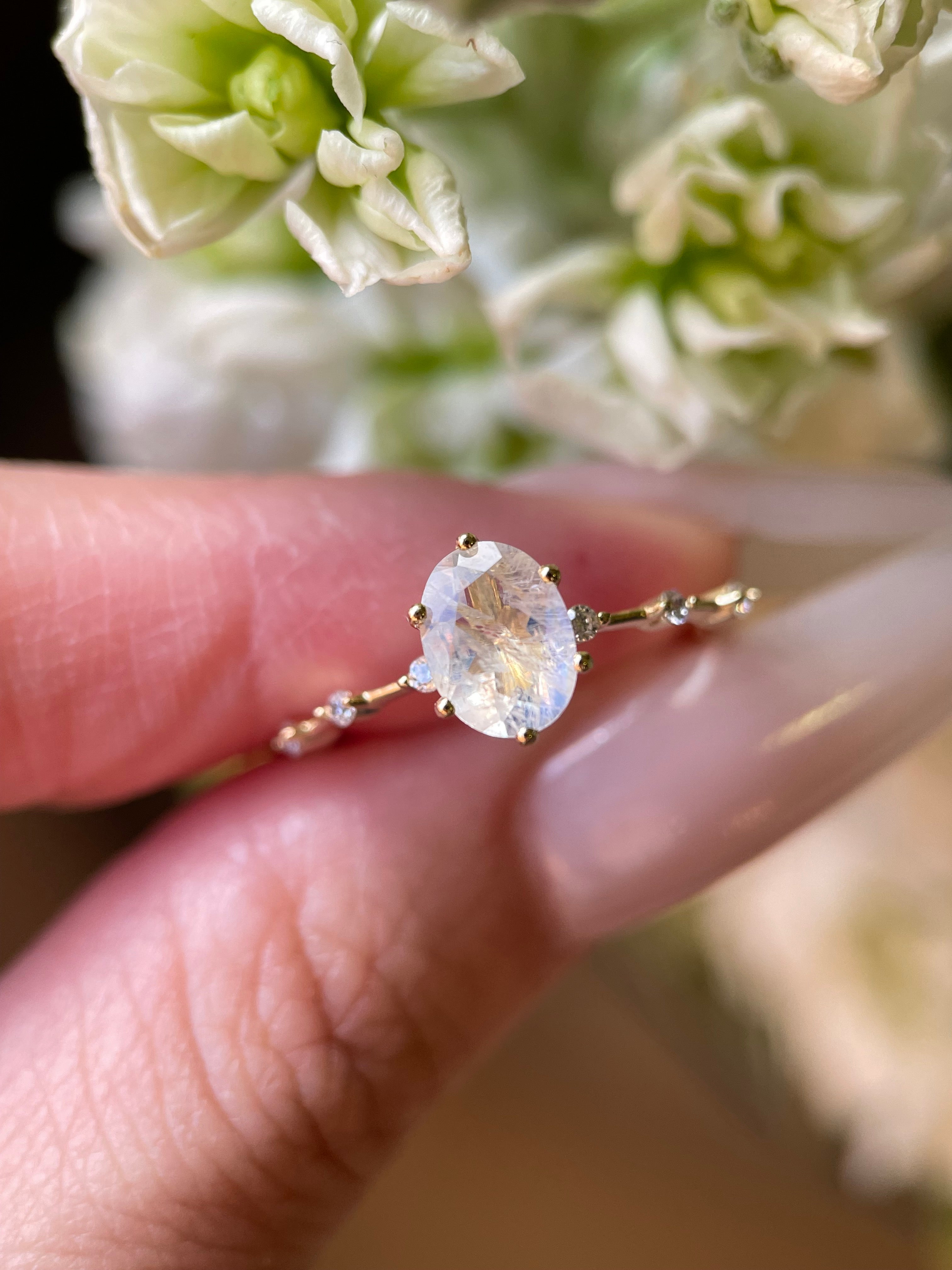 【Phases Éternelles】Bague de fiançailles unique, faite main, en pierre de lune bleue naturelle de 1,5 ct, forme ovale