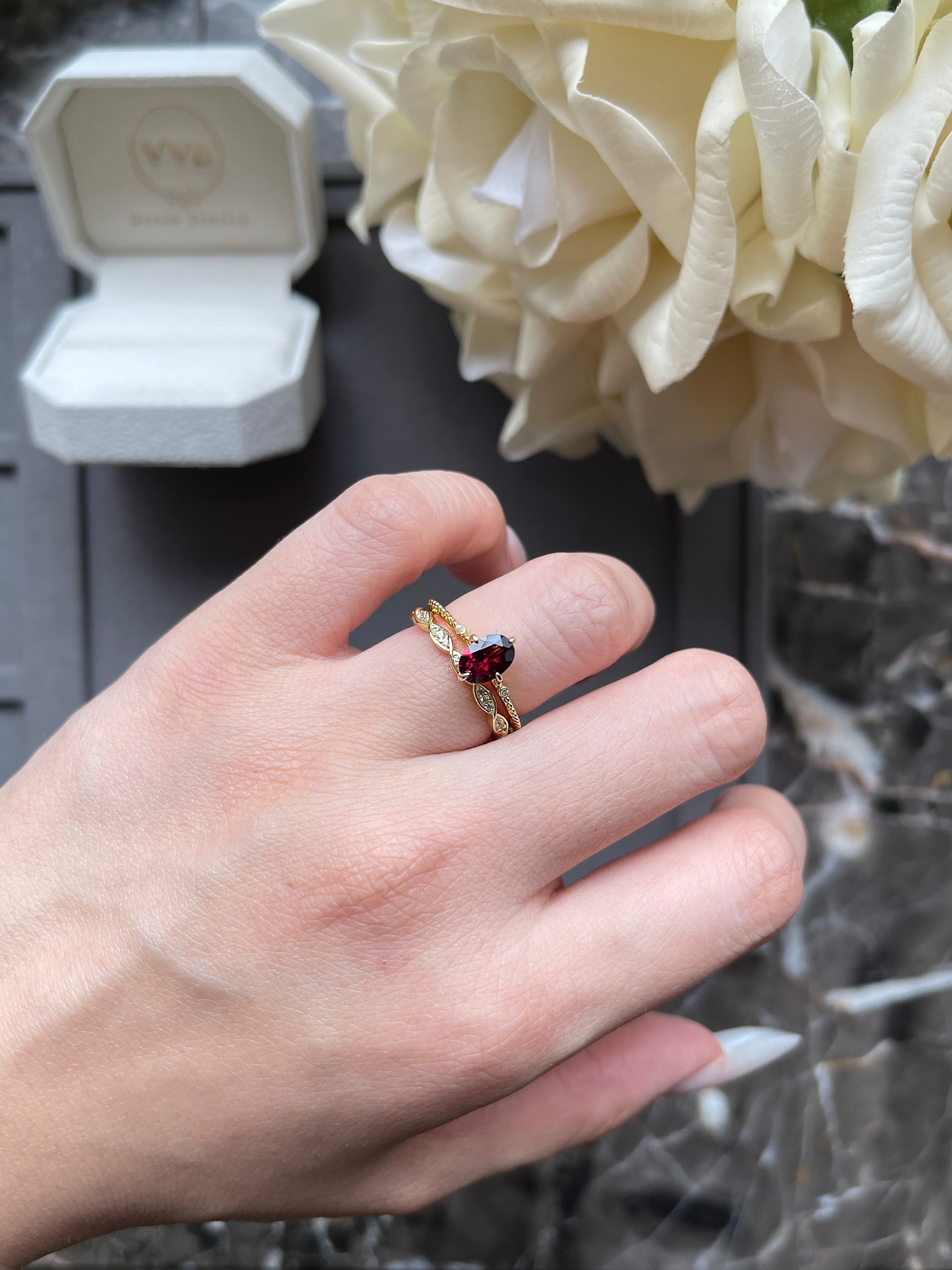 【Carmine Lattive Set】Unique Handmade Natural Rhodolite Garnet Engagement Ring Set 2pcs 0.75ct Oval Shape