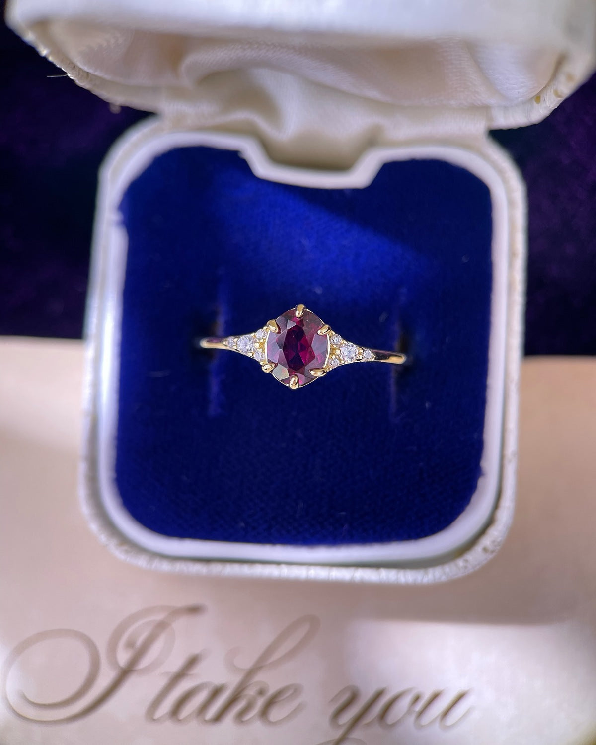 【Regalia】Bague de fiançailles artisanale en grenat rhodolite naturel de 0,75 ct, forme ovale