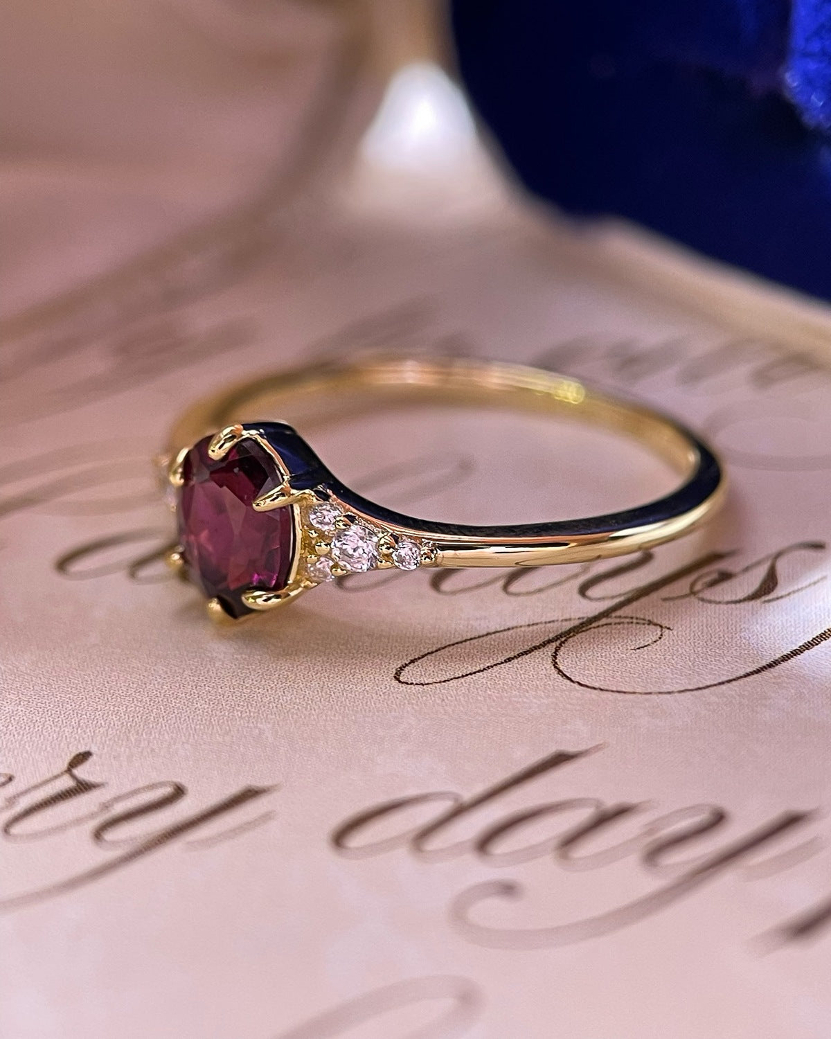 【Regalia】Bague de fiançailles artisanale en grenat rhodolite naturel de 0,75 ct, forme ovale