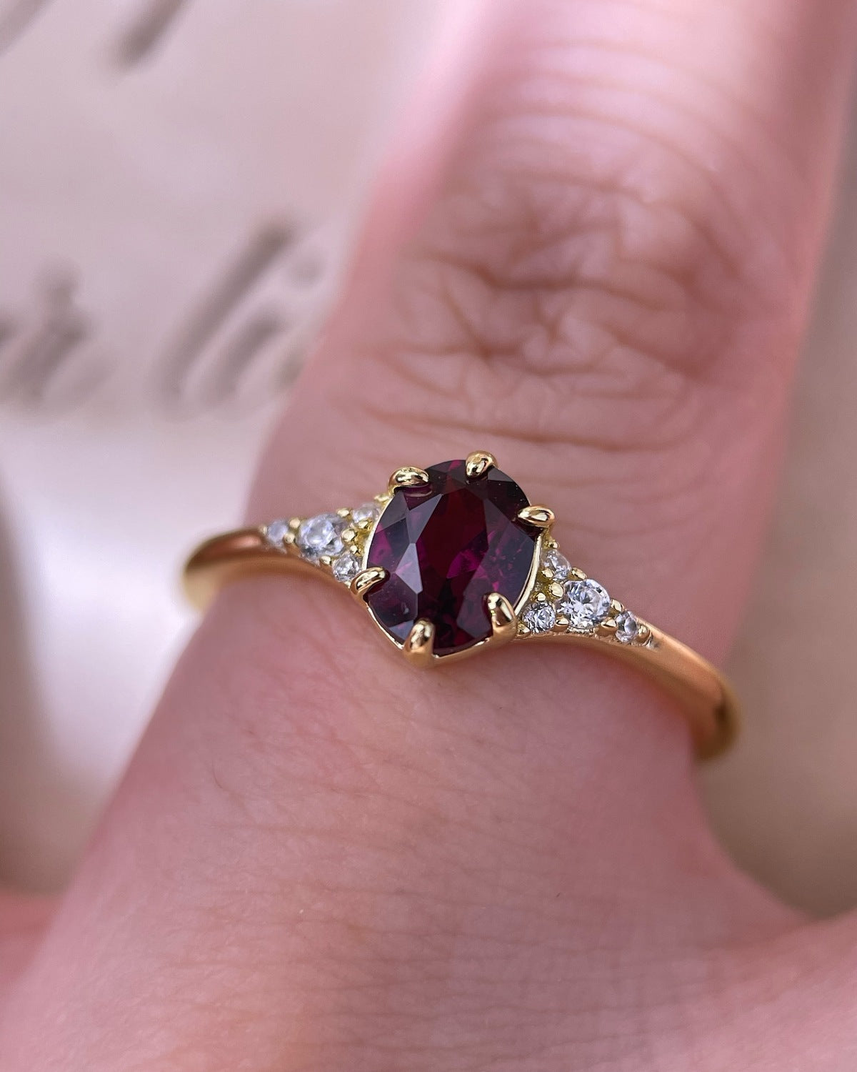 【Regalia】Bague de fiançailles artisanale en grenat rhodolite naturel de 0,75 ct, forme ovale
