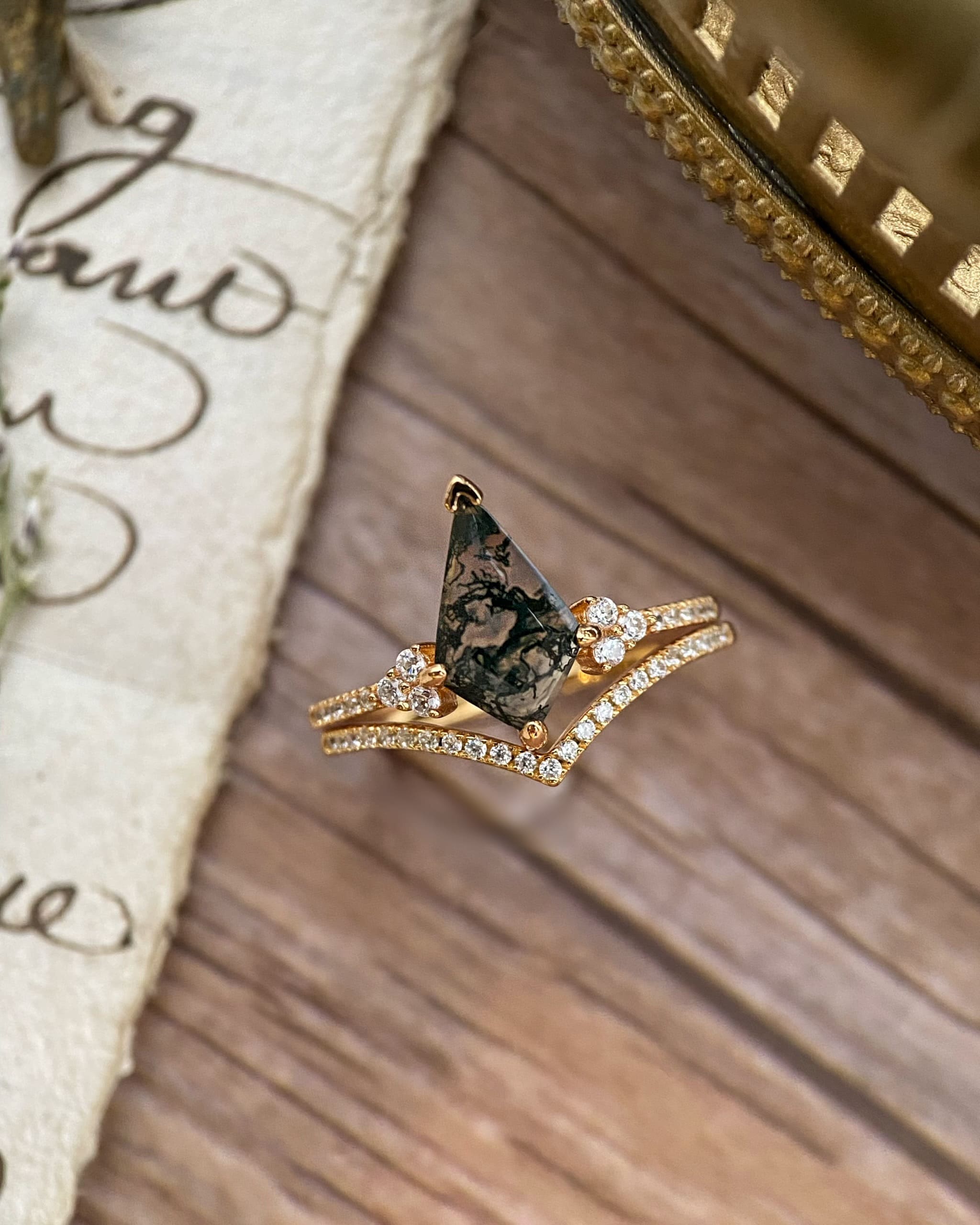 【Voile éthéré】Bague de fiançailles unique en agate mousse naturelle, faite main, de forme ovale, 1,5 ct