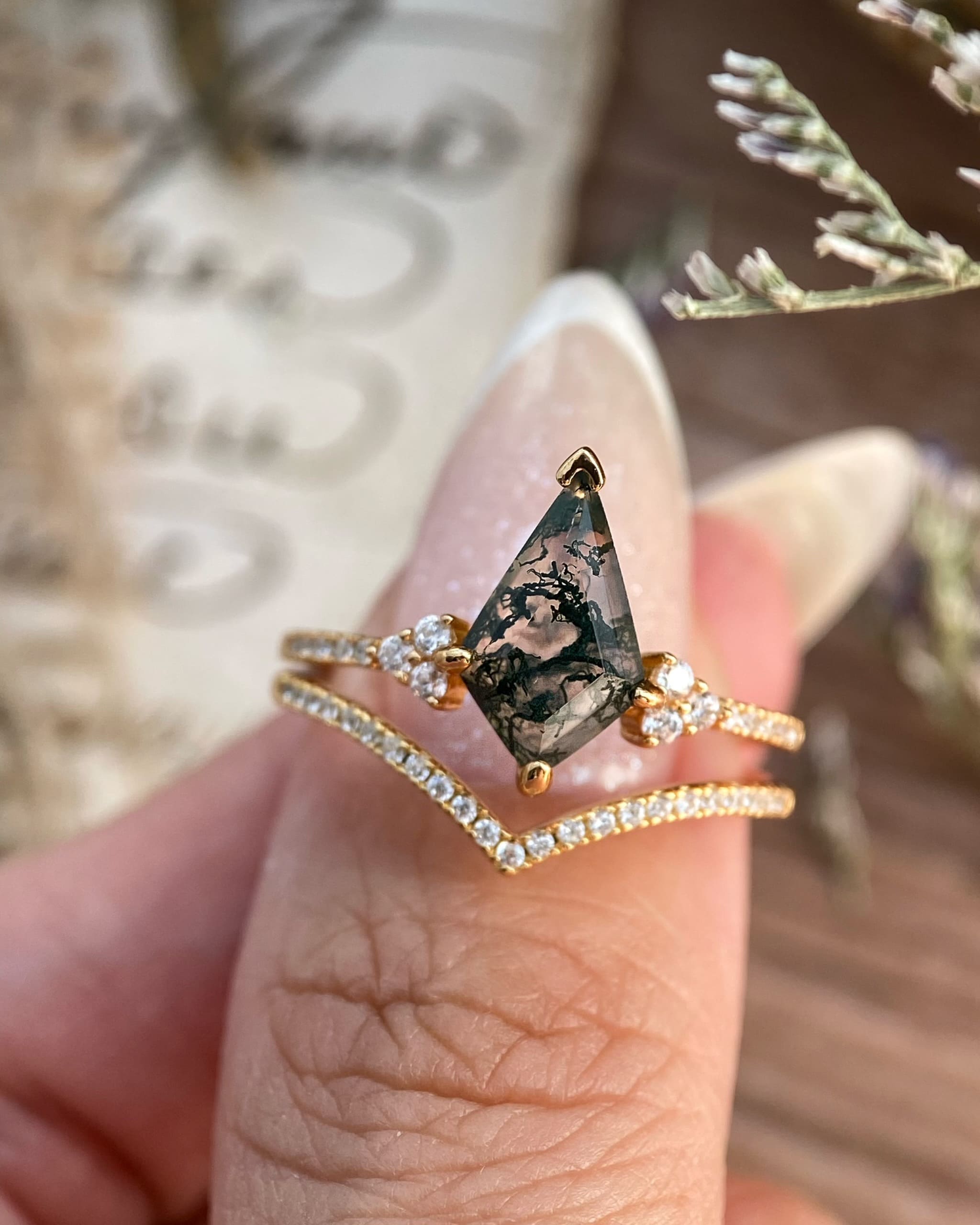 【Voile éthéré】Bague de fiançailles unique en agate mousse naturelle, faite main, de forme ovale, 1,5 ct