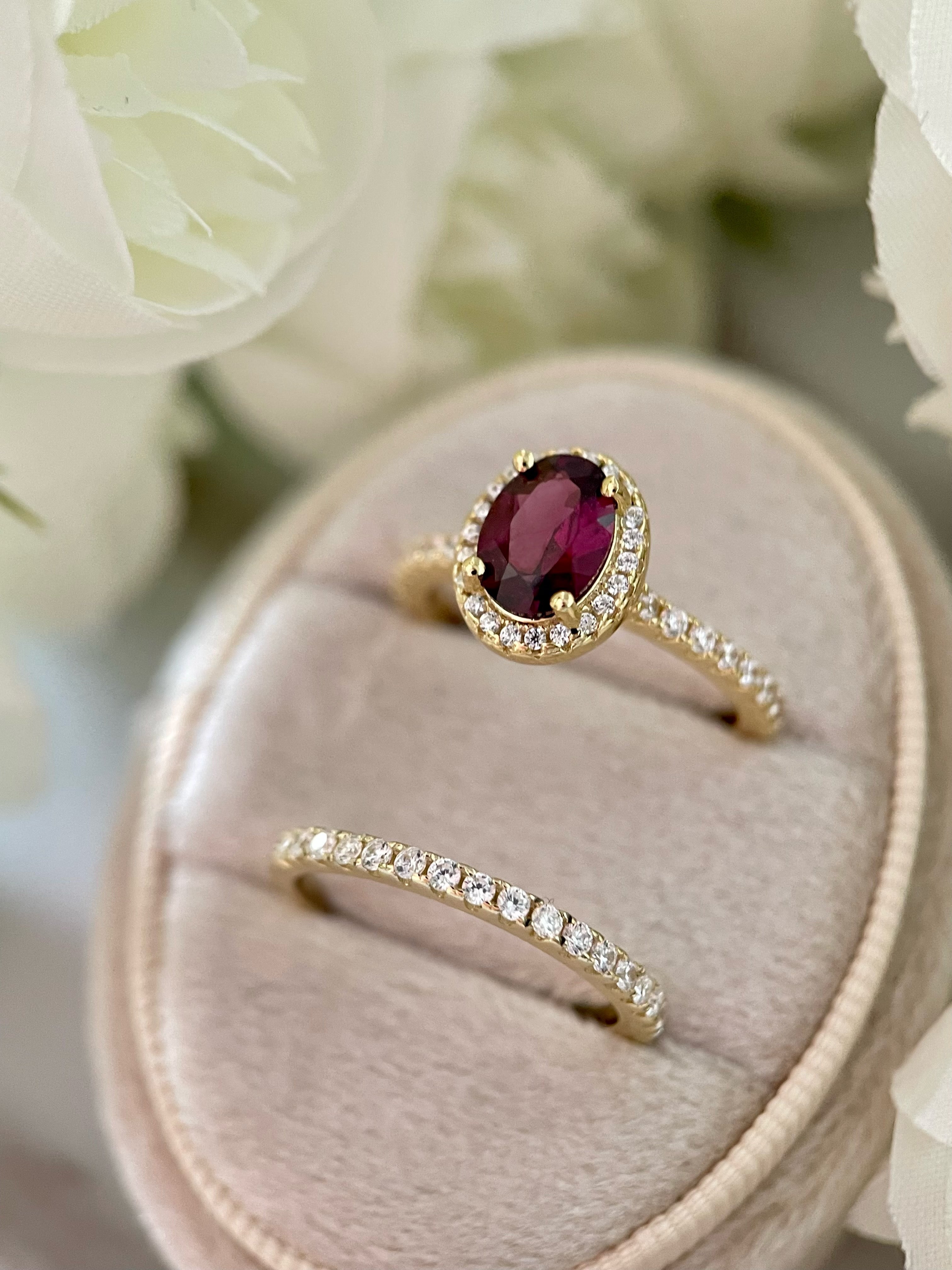 【Ensemble Amara Cascade】Ensemble unique de bagues de fiançailles en grenat rhodolite naturel fait main, 2 pièces, 1,5 ct, forme ovale