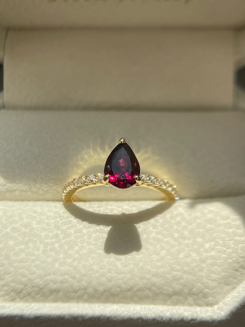 【Rubellite Cascade】Bague de fiançailles unique, faite main, en grenat rhodolite naturel de 0,8 ct, forme poire 