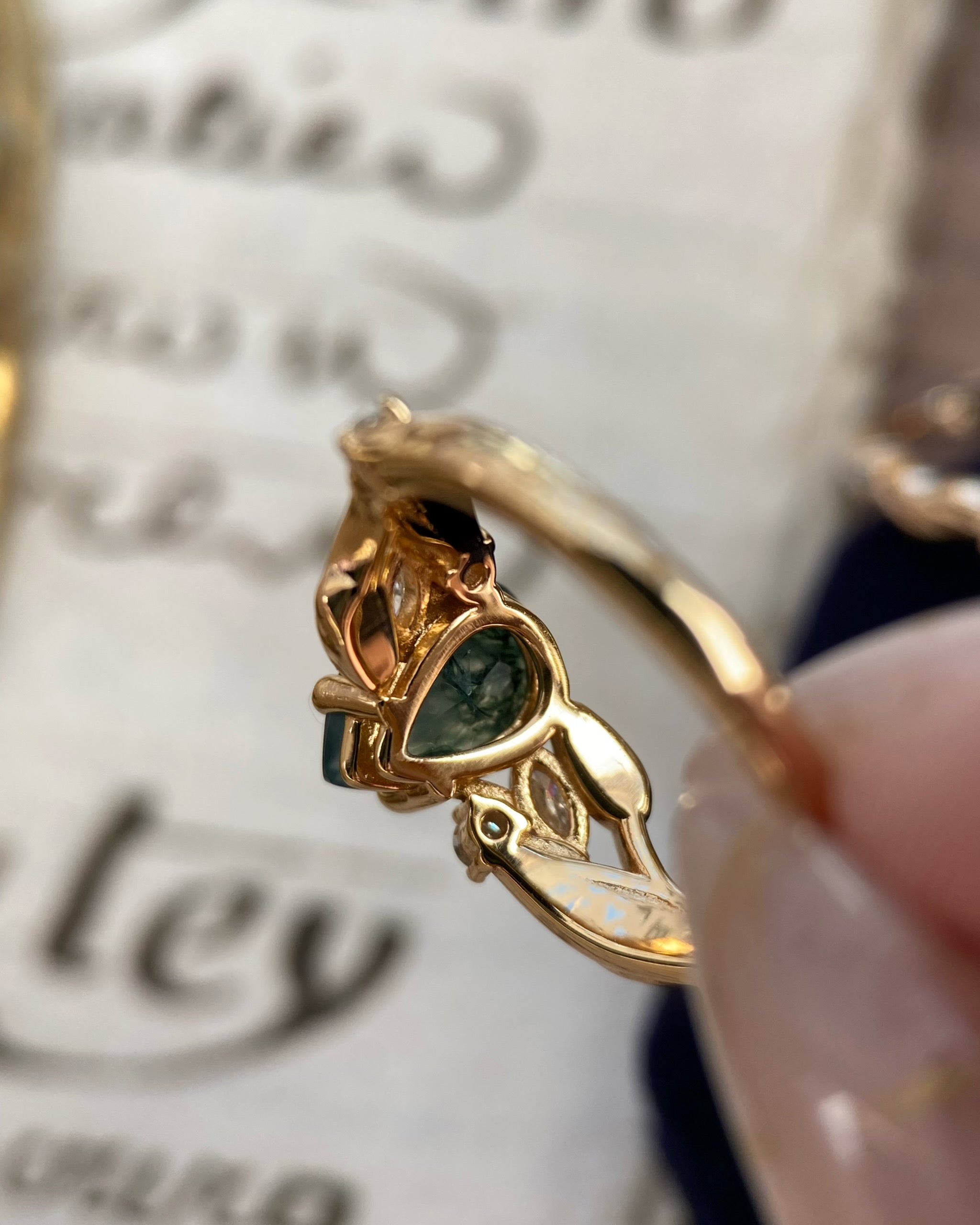 【Voile éthéré】Bague de fiançailles unique en agate mousse naturelle, faite main, de forme ovale, 1,5 ct