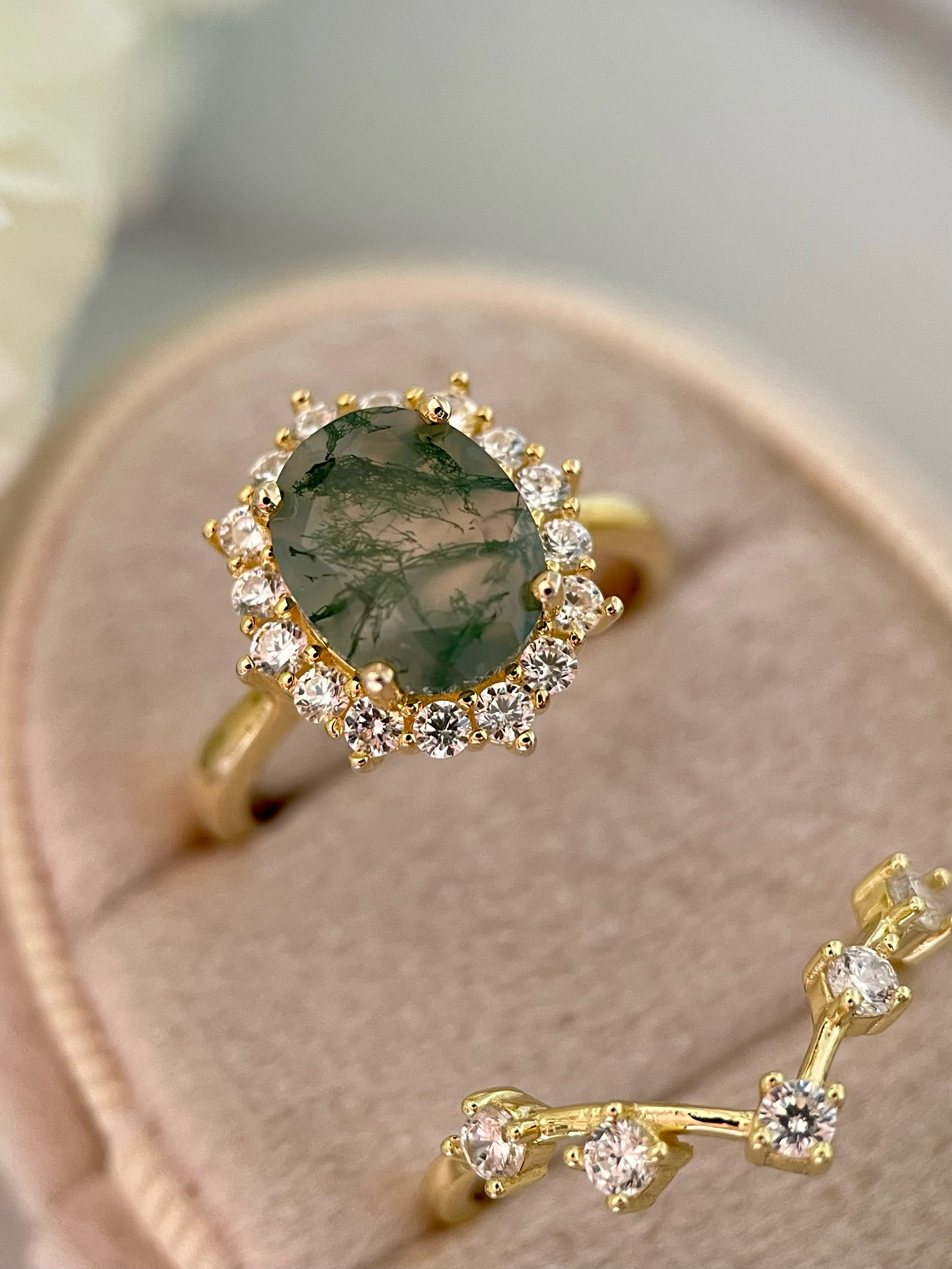 【Ensemble Morrigan】 Bague de fiançailles unique, faite main, en agate mousse verte naturelle, forme ovale, 3 carats (2 pièces). 