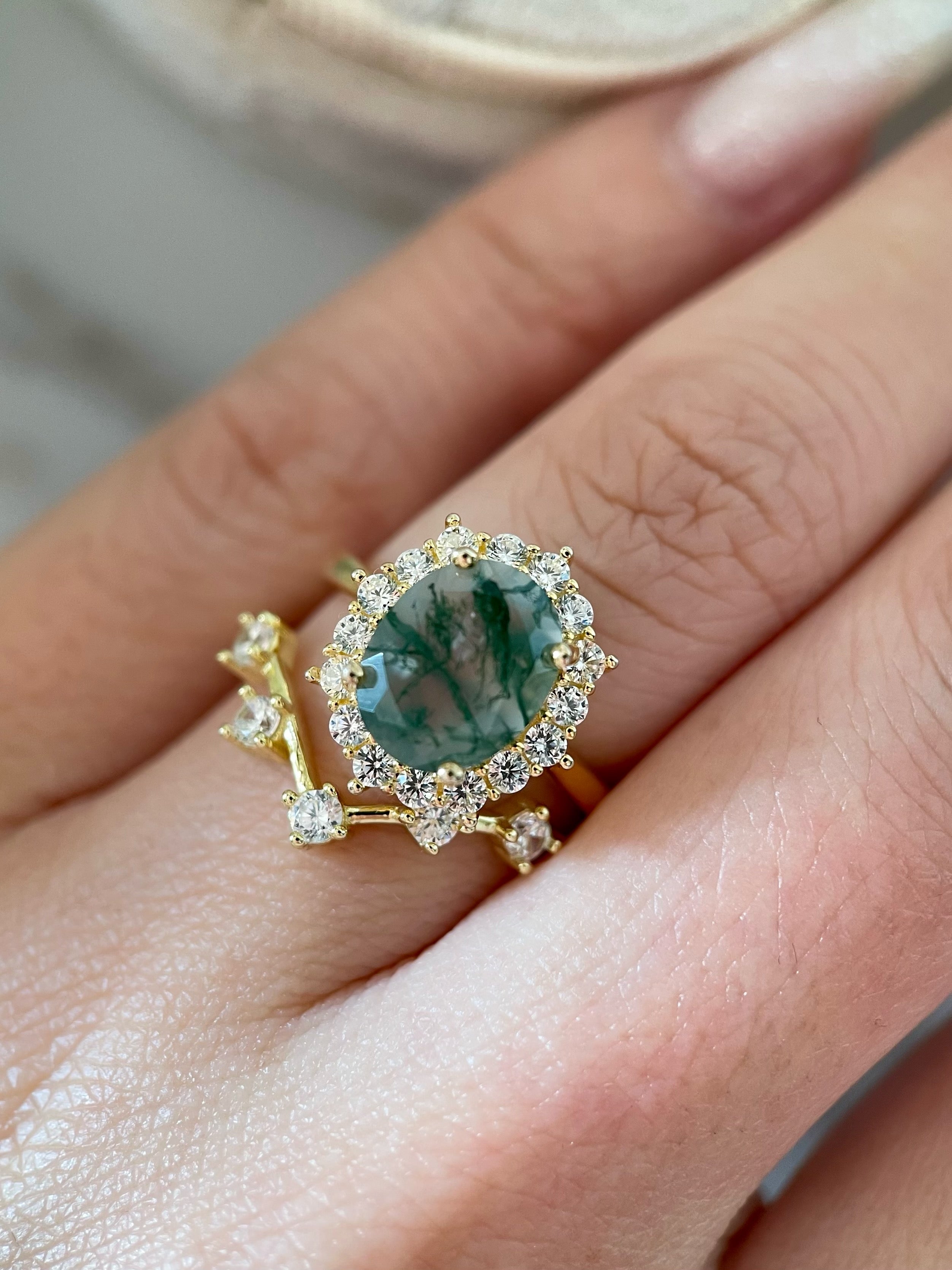 【Ensemble Morrigan】 Bague de fiançailles unique, faite main, en agate mousse verte naturelle, forme ovale, 3 carats (2 pièces). 