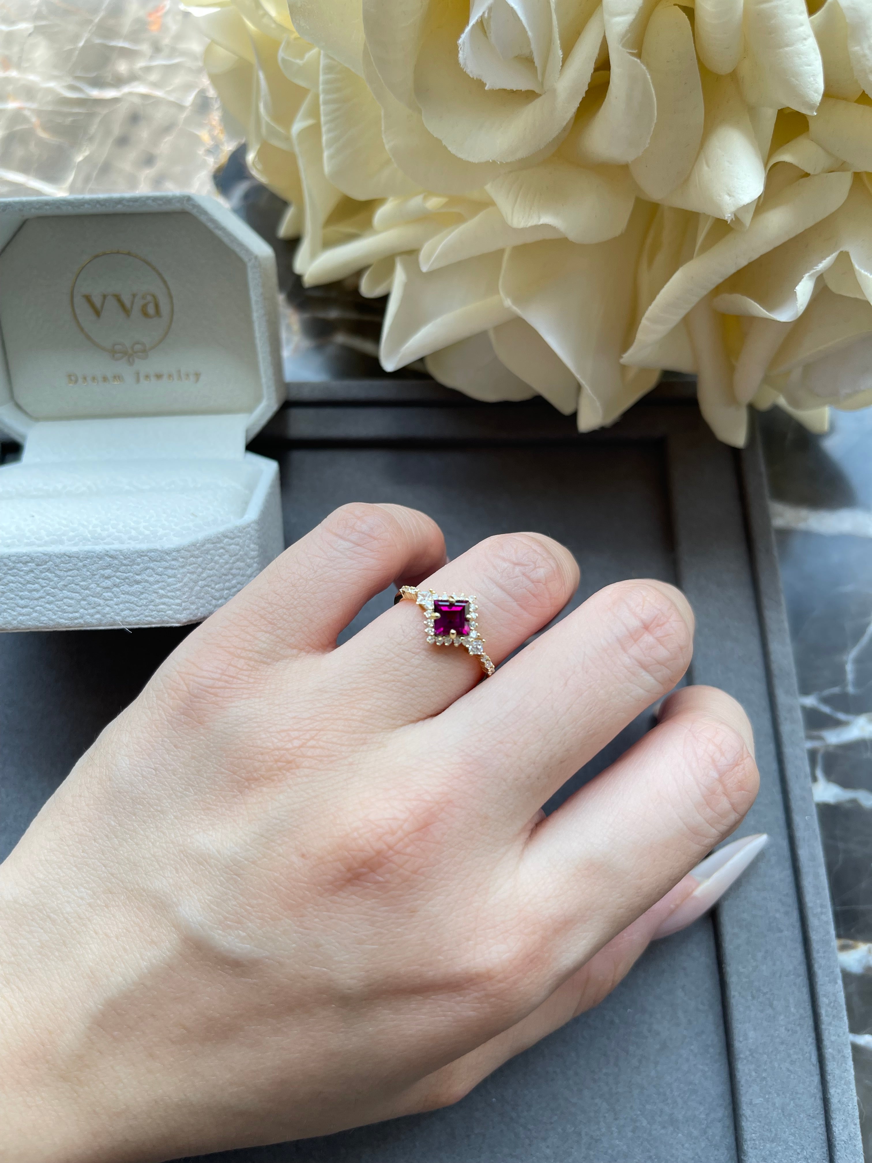 【ZENOBIA】Handmade Natural Rhodolite Garnet Engagement Ring Princess Shape 0.75ct