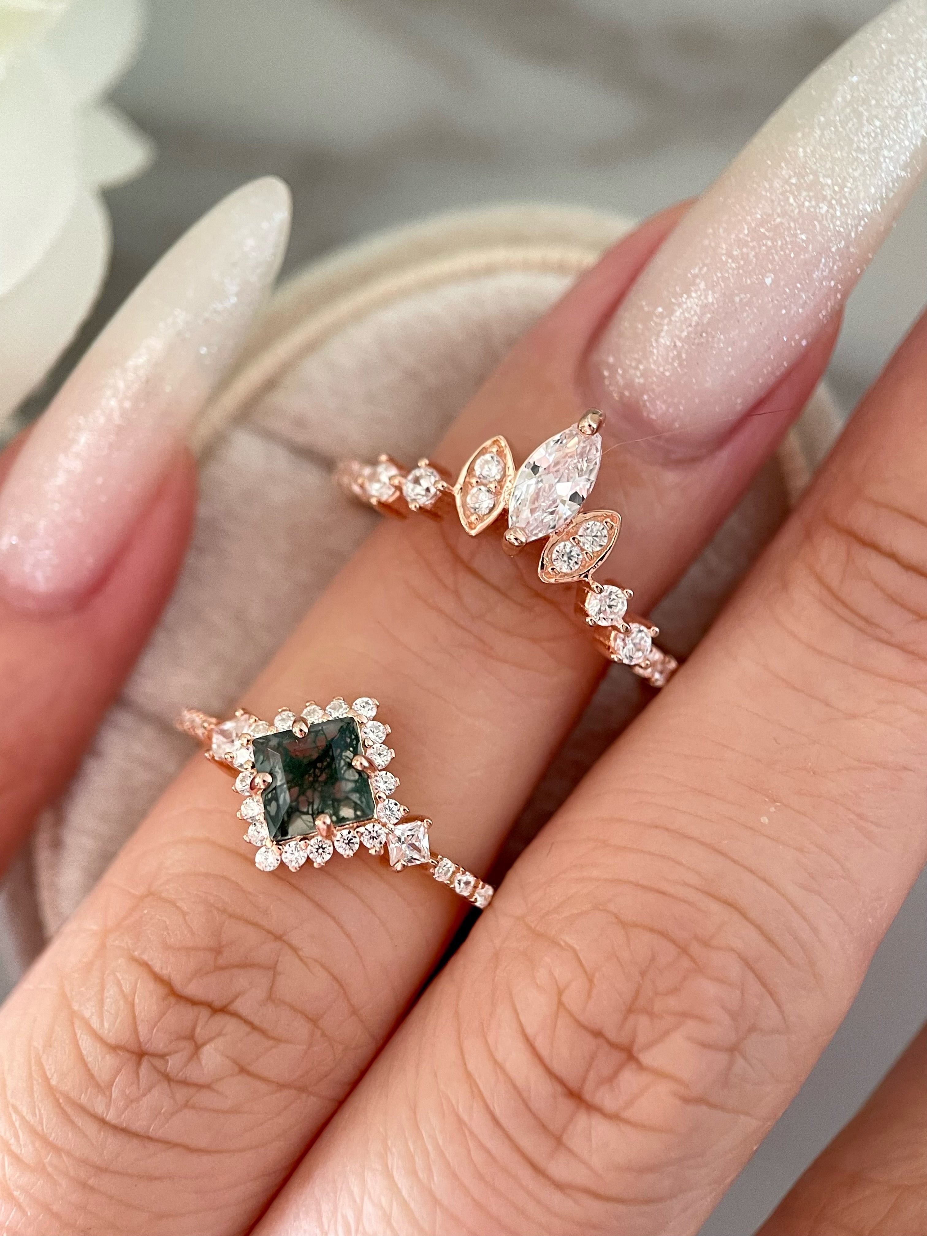 【ENSEMBLE RHIANNON】Ensemble unique de bagues de fiançailles artisanales en agate mousse naturelle, forme princesse, 0,75 ct, composé de 2 pièces