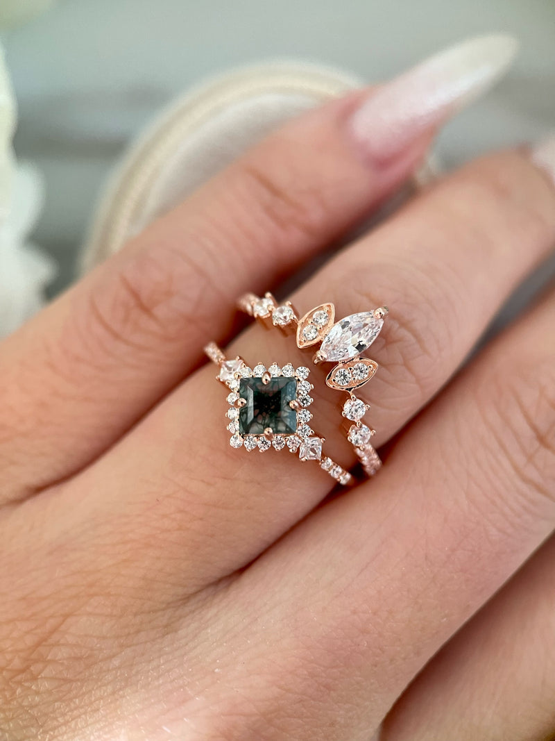 【ENSEMBLE RHIANNON】Ensemble unique de bagues de fiançailles artisanales en agate mousse naturelle, forme princesse, 0,75 ct, composé de 2 pièces