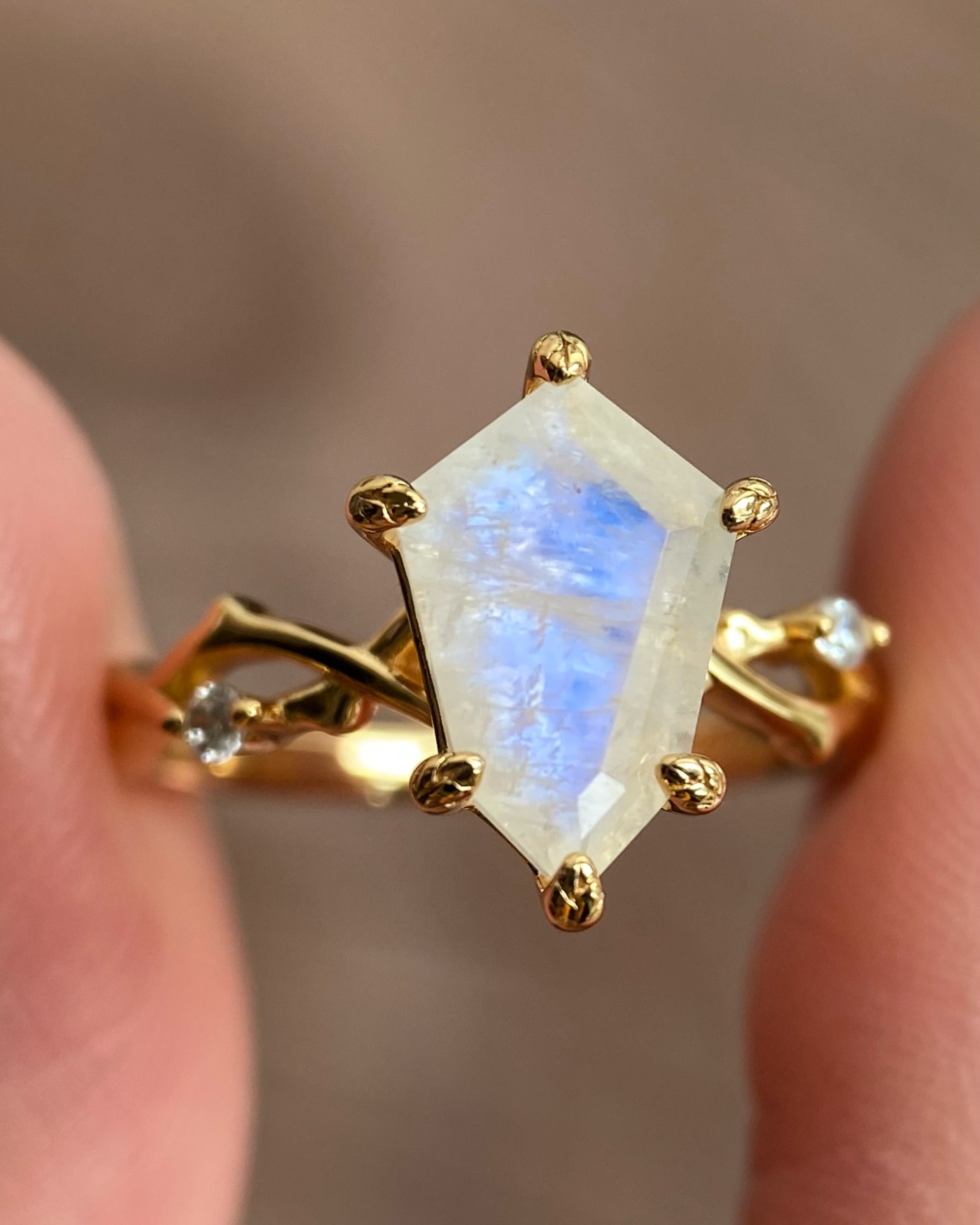 【Voile éthéré】Bague de fiançailles unique en agate mousse naturelle, faite main, de forme ovale, 1,5 ct