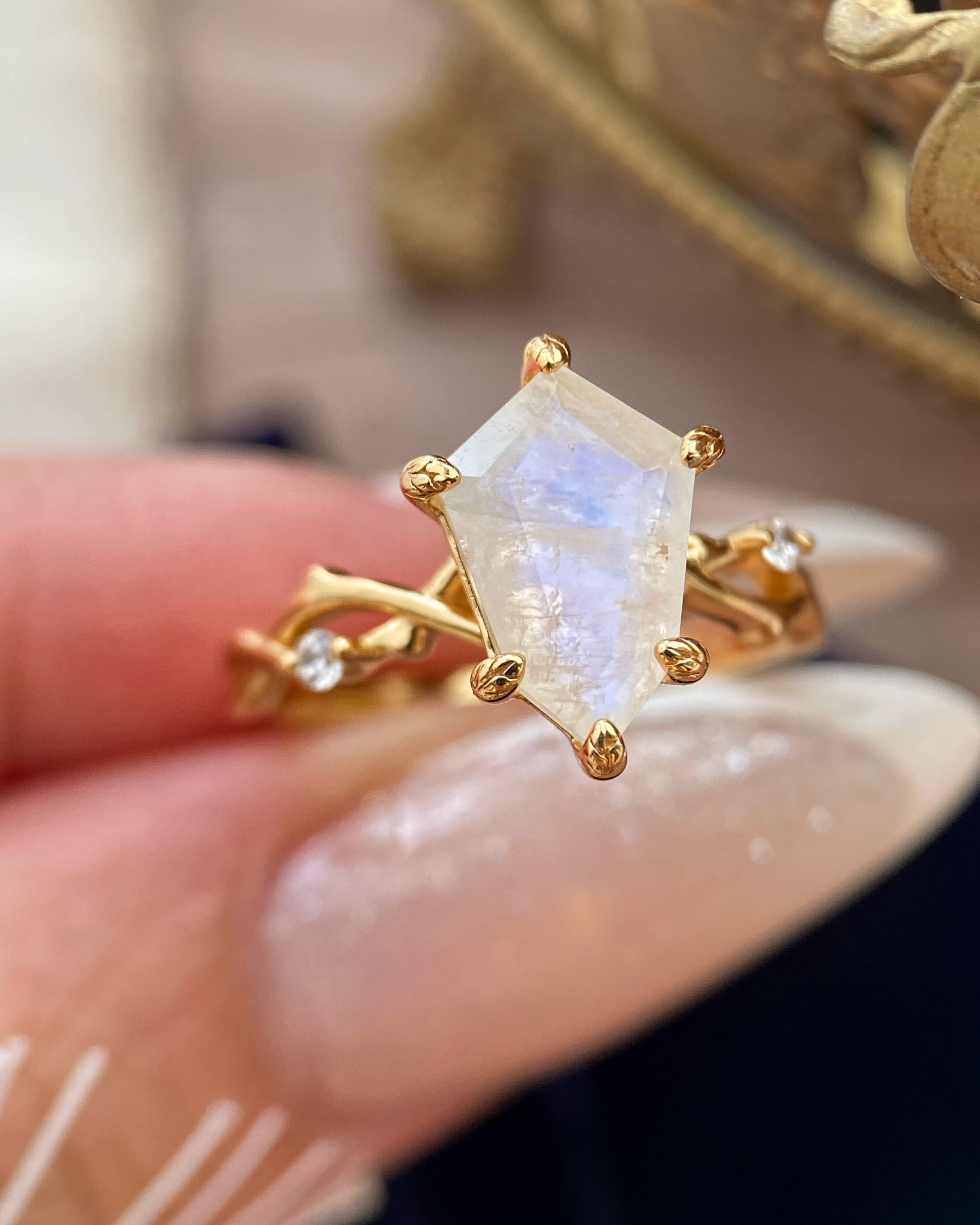 【Voile éthéré】Bague de fiançailles unique en agate mousse naturelle, faite main, de forme ovale, 1,5 ct