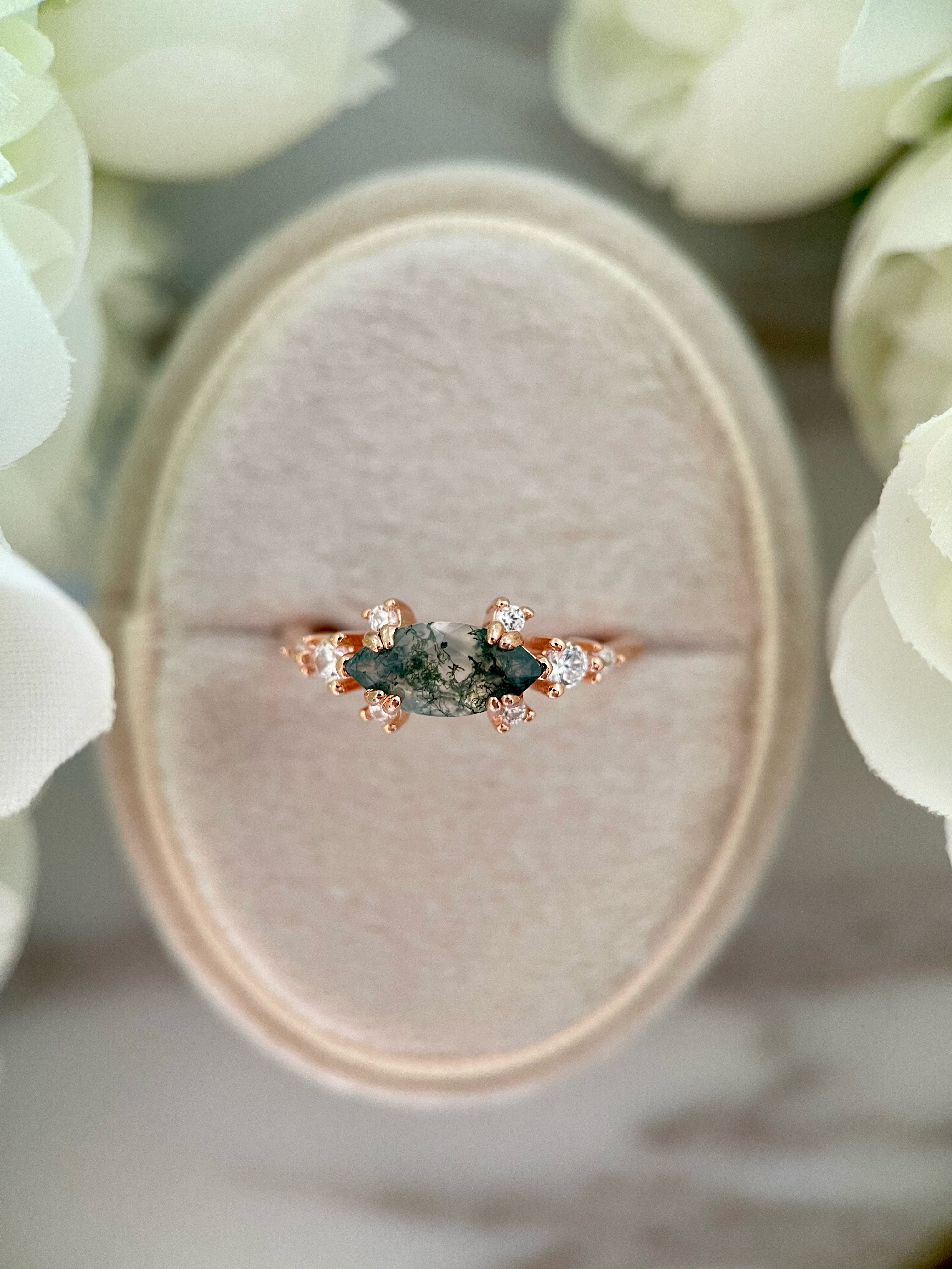 【Meridian】Bague de fiançailles unique en agate mousse naturelle faite à la main, 1 carat, forme marquise