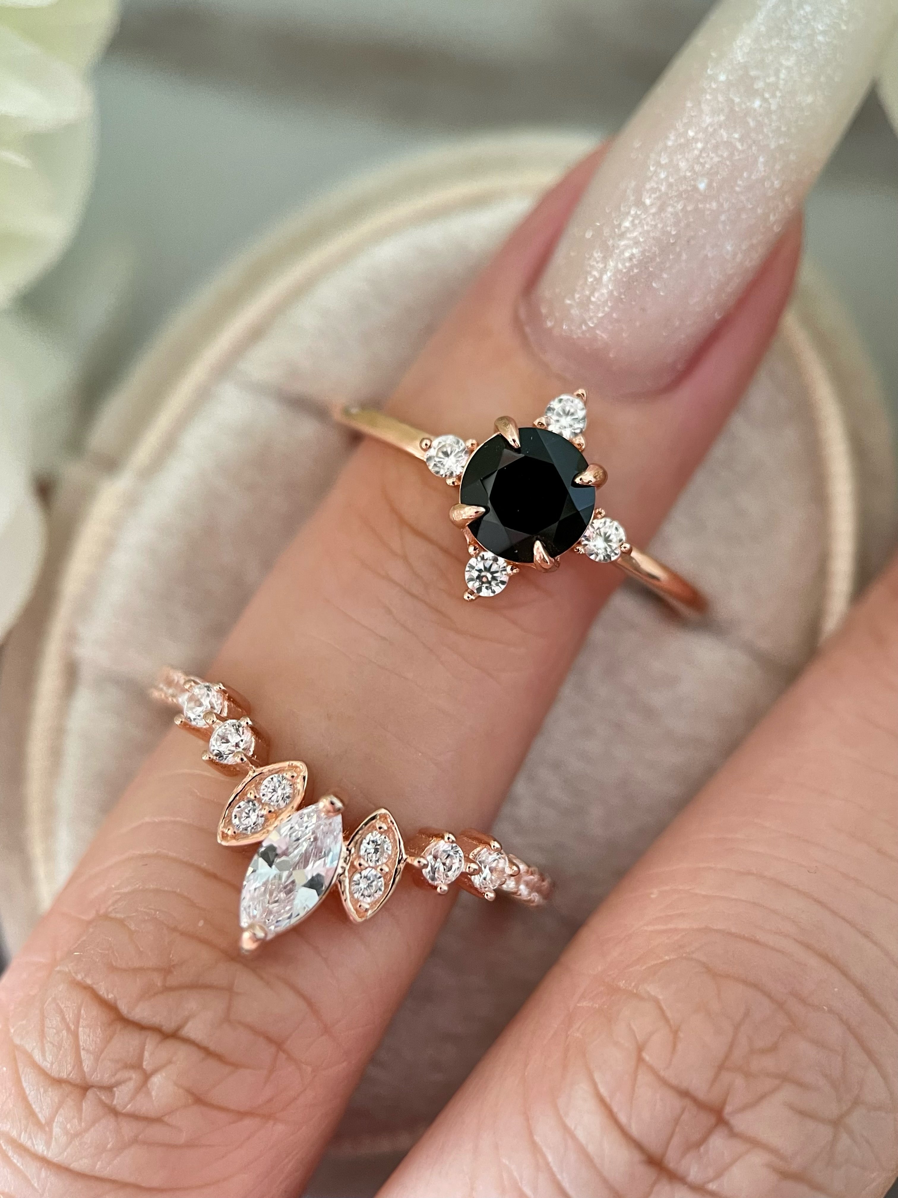 【ENSEMBLE HECATE】Ensemble de 2 bagues de fiançailles uniques, faites à la main, en onyx noir naturel de forme ronde, 0,8 carat