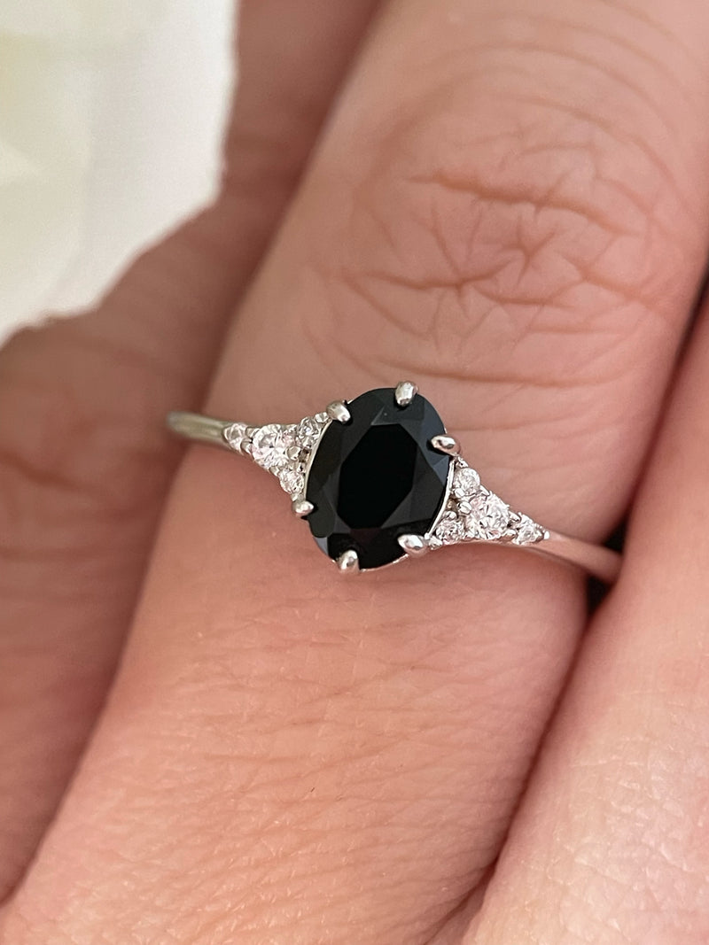 【Lyra】Bague de fiançailles ovale en onyx noir naturel fait main (0,75 ct)