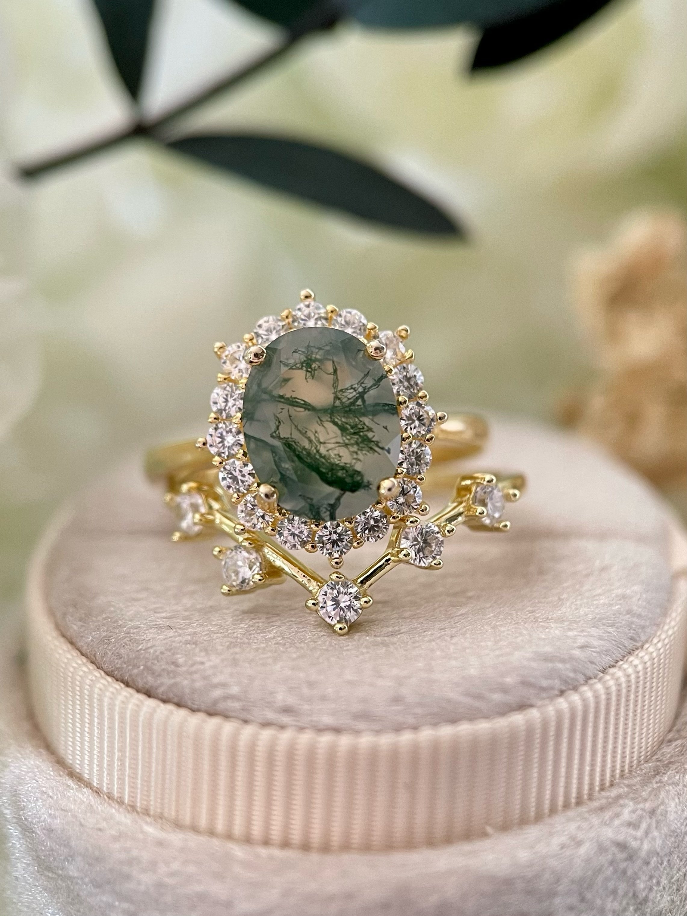 【Ensemble Morrigan】 Bague de fiançailles unique, faite main, en agate mousse verte naturelle, forme ovale, 3 carats (2 pièces). 