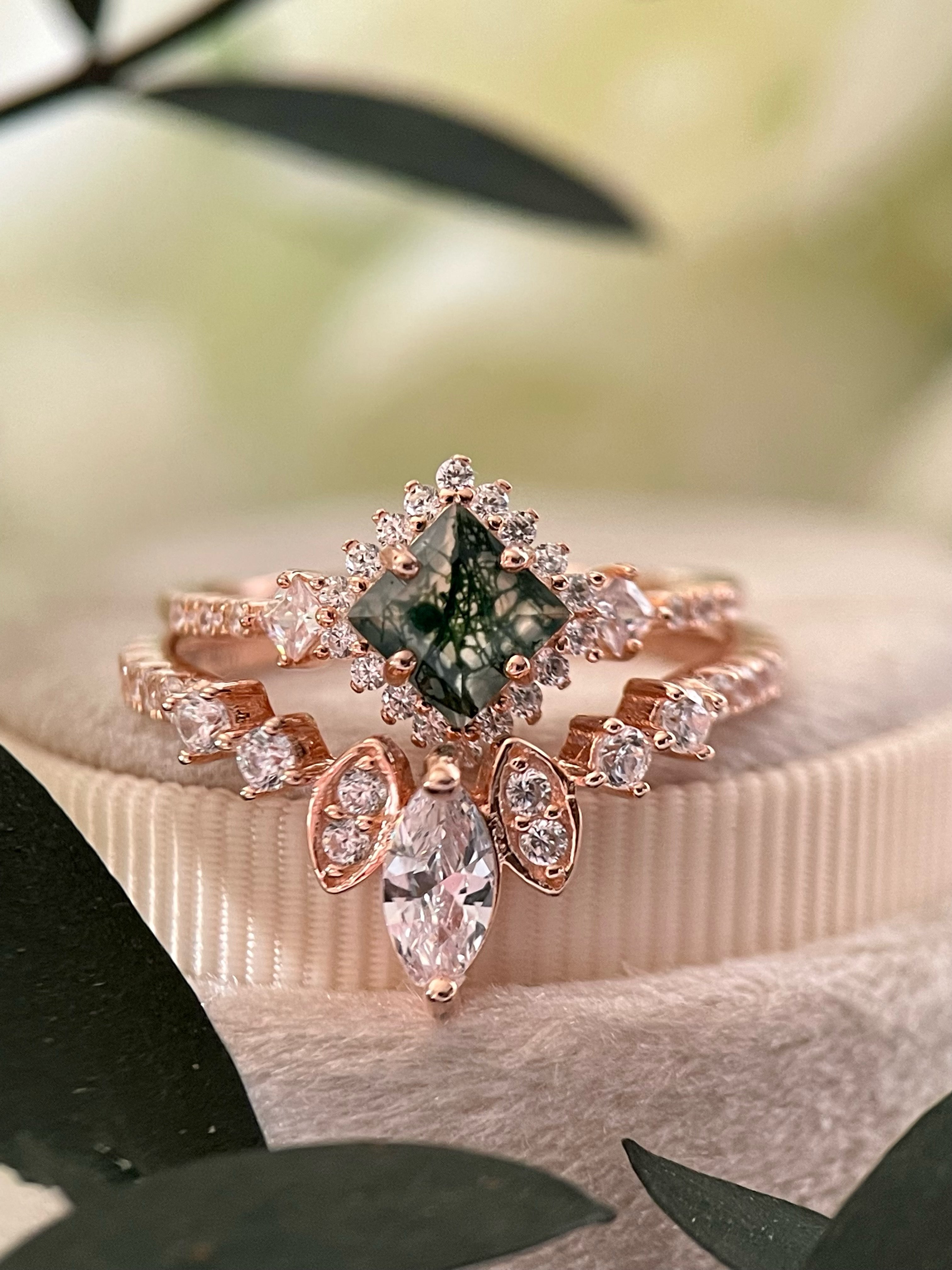 【ENSEMBLE RHIANNON】Ensemble unique de bagues de fiançailles artisanales en agate mousse naturelle, forme princesse, 0,75 ct, composé de 2 pièces